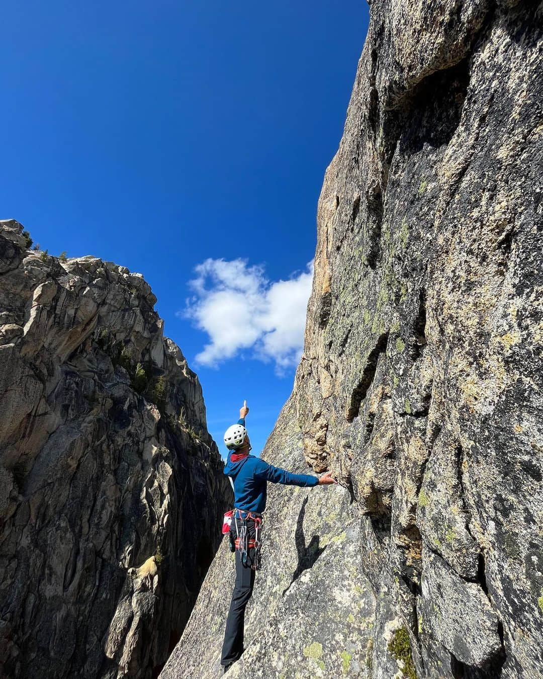 アレックス・オノルドさんのインスタグラム写真 - (アレックス・オノルドInstagram)「I’m up climbing in Washington Pass right now and my friend @ropeandsummit came up with an idea to try climbing all 6 spires in a day via classic routes. It wound up being a 15h day of adventuring in the mountains. We climbed Tooth and Claw (5.12-) on Lexington (though, we realized when we reached the “top” that it doesn’t summit the real spire, disappointingly). Then we climbed the East face of the Minuteman (“5.10” but totally silly scrambling. The worst route of the day, by far). Then Freedom or Death into the Liberty cracks, on Liberty Bell (5.12- and totally awesome. Best climbing of the day). Then the North Face on Concord (easy solo), then the West Face on North Early Winter Spire (great 5.10, some of the better rock of the day). Then we finished on the Passenger, a pretty mega line up the south side of South Early Winter Spire. It was described as the Astroman of WA and it basically lived up to the hype - great climbing on an impressive wall. (5.11+/12-, hard to know because I was quite tired by the end. And it was getting dark.). All in all it was a great outing with a good friend. And a real pleasure to have a huge climbing day where my partner came up with the objective, planned the route, sorted out all the gear, and made it all happen. I got to just draft along behind his motivation. So much fun!!」6月20日 2時56分 - alexhonnold