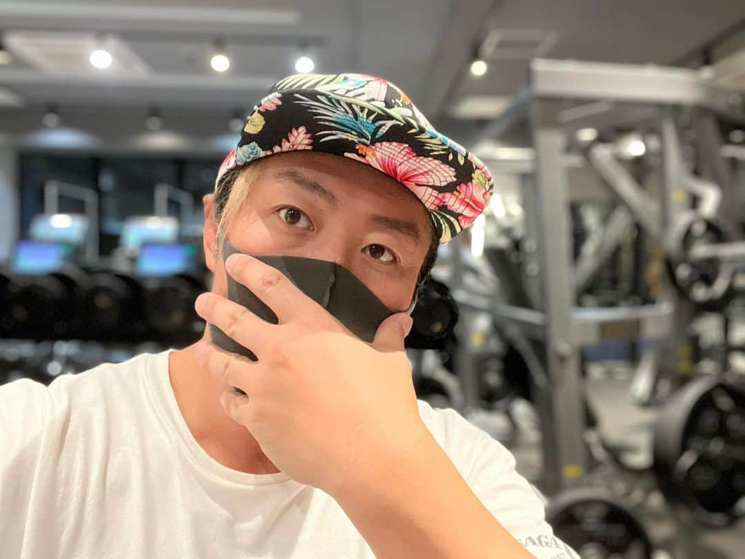 ヨシタツのインスタグラム：「I don't have a private gym.  But here is kinda my gym between 2 a.m. to 4 a.m. mostly everyday. It's my time, my world.」