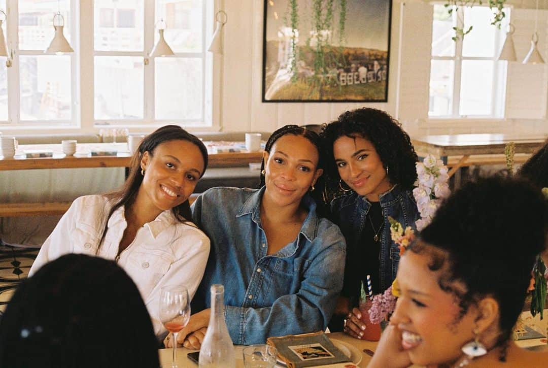 motherdenimさんのインスタグラム写真 - (motherdenimInstagram)「So here's the tea 🫖: MOTHER and Tea Party 4 Black Girls co-hosted an event along with Black Girl Environmentalist at Black-owned L.A. restaurant Malibu Farm for an early Juneteenth celebration.   Aligning with the mission of TP4BG, we were able to create a space for Black women from all walks of life to share their journeys and empower each other. It was a beautiful experience to see these amazing Black women come together to bond over a meal, be heard, laugh, create and feel support within their community. The event celebrated the beauty and resilience of Black womanhood, and it was an honor for MOTHER to support and uplift such a remarkable gathering.  📷: @sumz.photos」6月20日 3時00分 - motherdenim