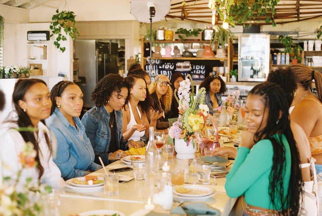 motherdenimのインスタグラム：「So here's the tea 🫖: MOTHER and Tea Party 4 Black Girls co-hosted an event along with Black Girl Environmentalist at Black-owned L.A. restaurant Malibu Farm for an early Juneteenth celebration.   Aligning with the mission of TP4BG, we were able to create a space for Black women from all walks of life to share their journeys and empower each other. It was a beautiful experience to see these amazing Black women come together to bond over a meal, be heard, laugh, create and feel support within their community. The event celebrated the beauty and resilience of Black womanhood, and it was an honor for MOTHER to support and uplift such a remarkable gathering.  📷: @sumz.photos」
