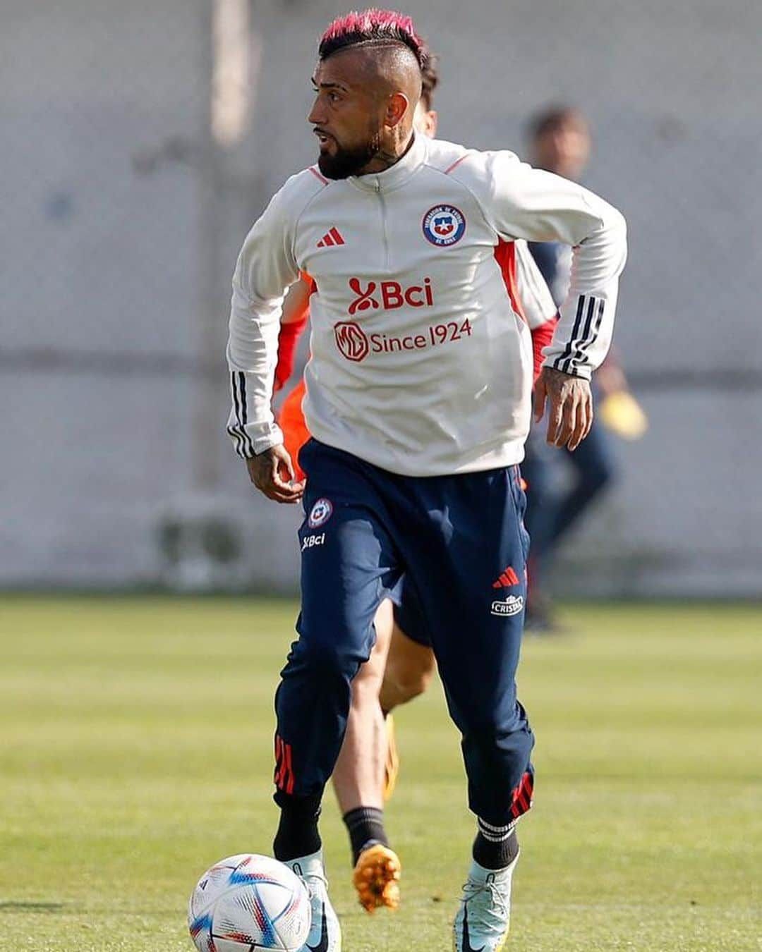 アルトゥーロ・ビダルのインスタグラム：「Vamos chile querido 🇨🇱❤️🙏🏽 listos para mañana 👌🔥⚽️ excelente  entrenamiento equipo 🇨🇱🇨🇱🇨🇱」