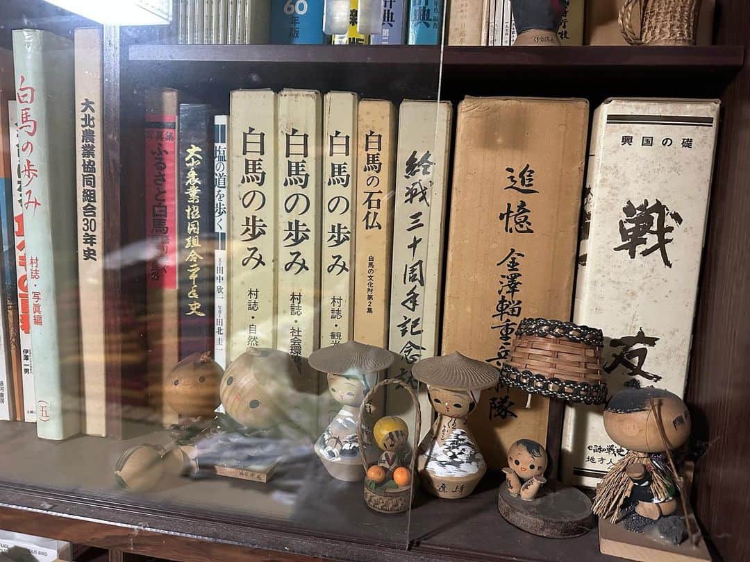 田中里依奈さんのインスタグラム写真 - (田中里依奈Instagram)「. 白馬地域の歴史を勉強中🤓 実家にあった、おじいちゃんの本。 古い写真もあった✨ 私が生まれた時には亡くなっていたから、会ったことないけど、私の歴史好きは父方のおじいちゃんのDNAを受け継いでいる気がする✨ とにかく、今は学びたい意欲と色んな事を知りたい好奇心がありすぎて、頭の中がくるくるしてる😀  . #自分のルーツを知る #歴史好き #歴史を学び直す #故郷の歴史を知る #白馬村#信州」6月20日 3時19分 - riina_tanaka