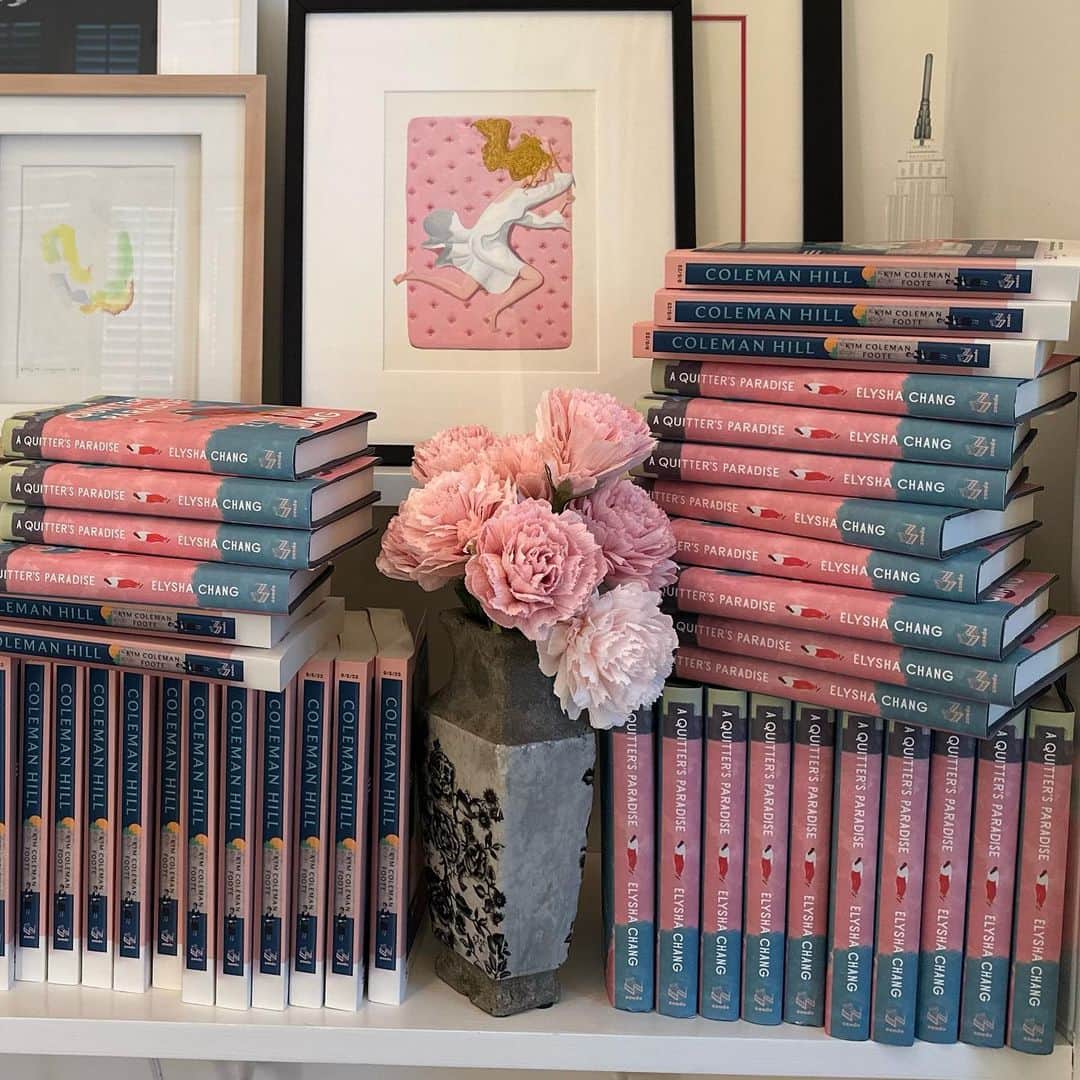 サラ・ジェシカ・パーカーのインスタグラム：「Thank you to all who have purchased, borrowed and gobbled up A Quitter's Paradise. We at @sjplit have so loved hearing from you and are thrilled it’s been such a success.  I wanted to offer again how to get this beautiful book into your hands and offer a chance to pre-order our next glorious debut! Kim Coleman Foote's divine Coleman Hill, coming September 5th. It is deserving of your time and attention and I think you all will feel equally awed by the story and author! Link is in stories.  As always, happy reading. X, SJ」
