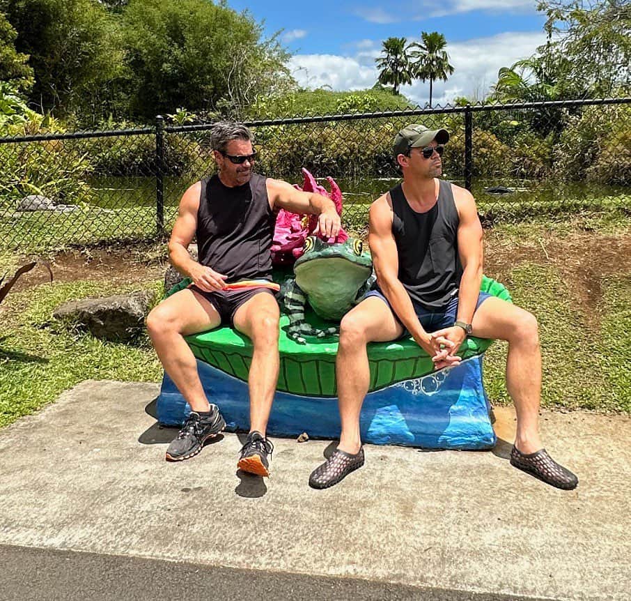 アンドリュー・ラネルズさんのインスタグラム写真 - (アンドリュー・ラネルズInstagram)「Just a couple of guys sitting on a frog bench in Hawaii. (And one of us is flexing as hard as possible. And yes, I’m wearing some sweet water shoes.)」6月20日 3時36分 - andrewrannells
