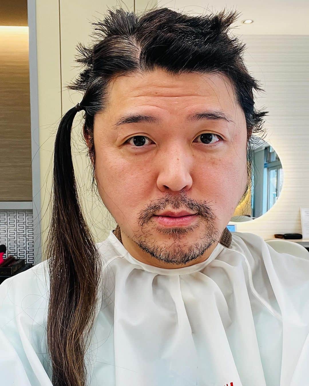 326のインスタグラム：「こんばんわ 横ロベルトバッジョです  サロンのお姉さんがとってもとっても丁寧に仕分けしてカットしてそして 仕上げもしてくださったので 最高に沢山の髪の毛を寄付することが出来ました。 確かな技術と 心のこもった優しさに感動しました。四年分の髪の毛を任せるのに最高の人に出会えて僕はラッキーです。  これが少しでもみんなのヘアドネの参考になってくれたら…と切に願います」