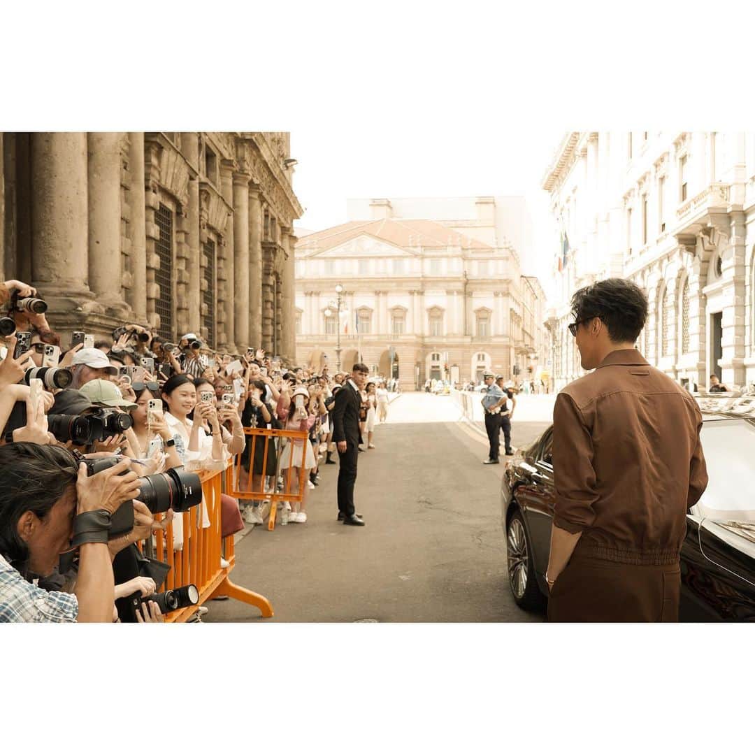フー・ビンさんのインスタグラム写真 - (フー・ビンInstagram)「In the warmth of Milan's summer, I immerse myself in the passion of ZEGNA Summer 2024 Fashion Show. The brown retro fabrics and impeccable tailoring take me on a journey through time, seamlessly blending classic and modern. It's a tribute to tradition and our commitment to the future. #zegna #milan #fashionweek #milanfashionweek #menstyle  在米兰的夏日，沐浴在ZEGNA 2024年夏季时装秀的激情中。棕色复古的面料和精湛的裁剪，仿佛让时间倒流，将经典与现代完美地融合。这场秀是一次对传统的致敬，同时也是我们对未来的承诺。」6月20日 3時50分 - hubing