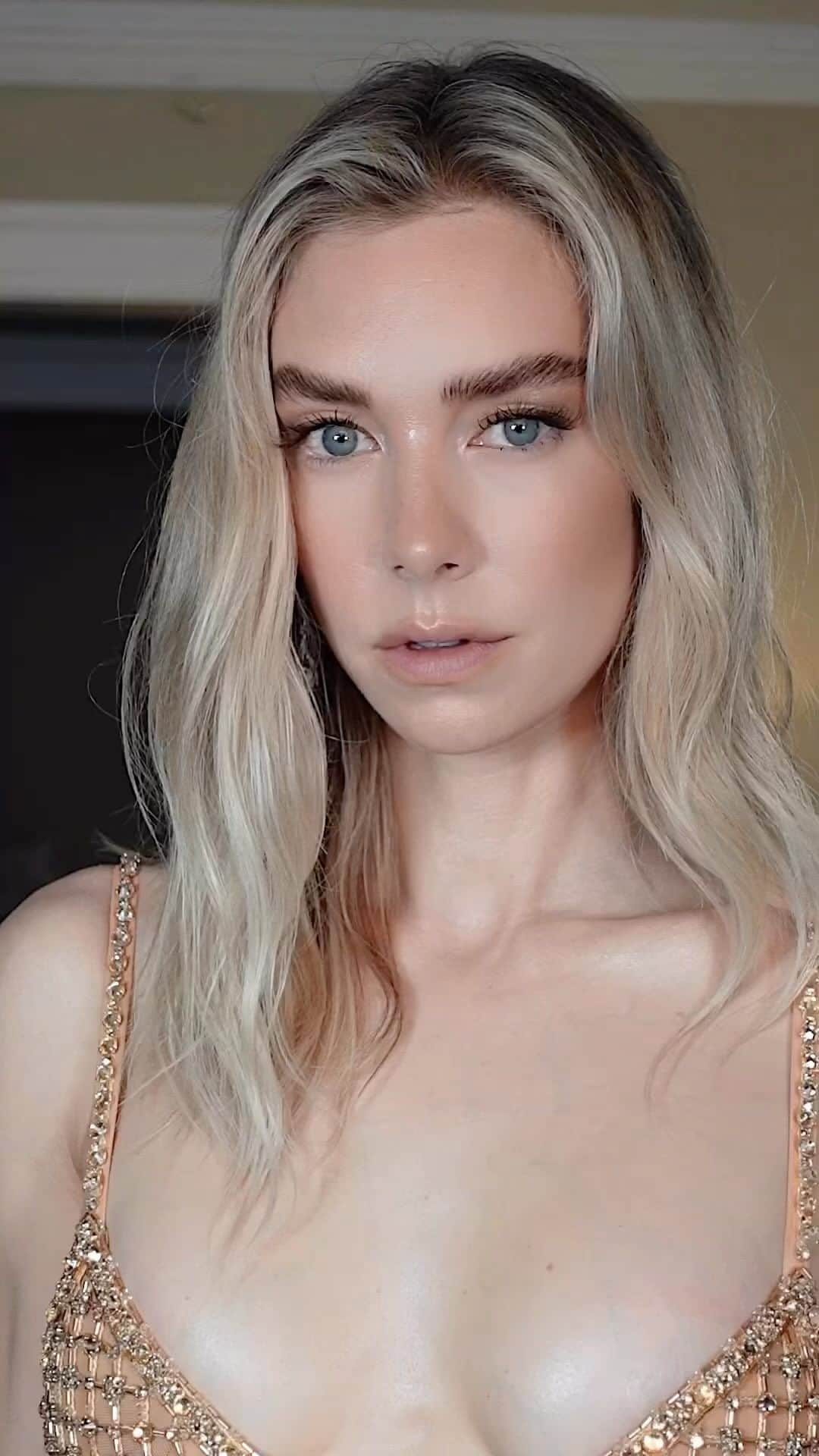 JO BAKERのインスタグラム：「V A N E S S A • K I R B Y 🇬🇧 Creamy, dreamy modern summer freshness…. On #vanessakirby for the world premiere of @missionimpossible #deadreckoning in Rome 🇮🇹❤️‼️ Style @karlawelchstylist  Hair @hairbyadir @virtuelabs  Makeup by me #jobakermakeupartist using @bakeupbeauty @sisleyparisofficial @diorbeauty @lisaeldridgemakeup @sekkisei.us  Just a few of my red carpet favs…  #makeupoftheday」