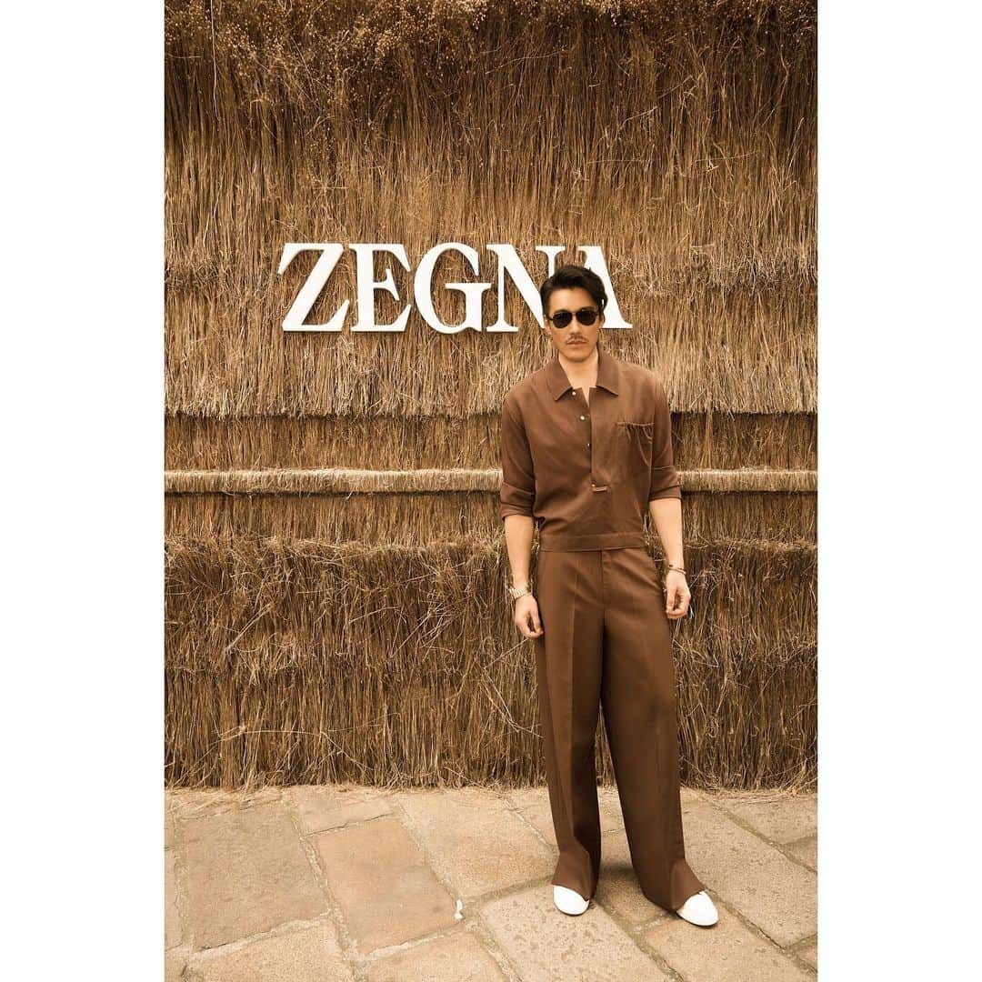 フー・ビンさんのインスタグラム写真 - (フー・ビンInstagram)「Stepping into the fields of Normandy feels like entering a dreamy canvas. Every strand of Oasi Lino fiber reflects the beauty of nature, and I can sense the warmth and strength of every inch of the land. #zegna #mensfashion #milan  踏入诺曼底的麦田，仿佛进入了一个梦幻的画卷。每一根Oasi Lino的稻草都映衬着大自然的美丽，我能感受到每一寸土地的温暖和力量。」6月20日 3時55分 - hubing