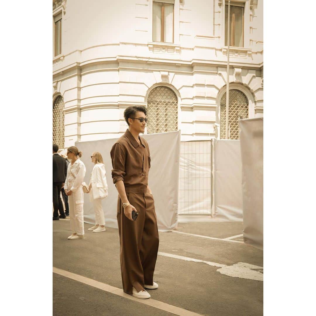 フー・ビンさんのインスタグラム写真 - (フー・ビンInstagram)「Stepping into the fields of Normandy feels like entering a dreamy canvas. Every strand of Oasi Lino fiber reflects the beauty of nature, and I can sense the warmth and strength of every inch of the land. #zegna #mensfashion #milan  踏入诺曼底的麦田，仿佛进入了一个梦幻的画卷。每一根Oasi Lino的稻草都映衬着大自然的美丽，我能感受到每一寸土地的温暖和力量。」6月20日 3時55分 - hubing
