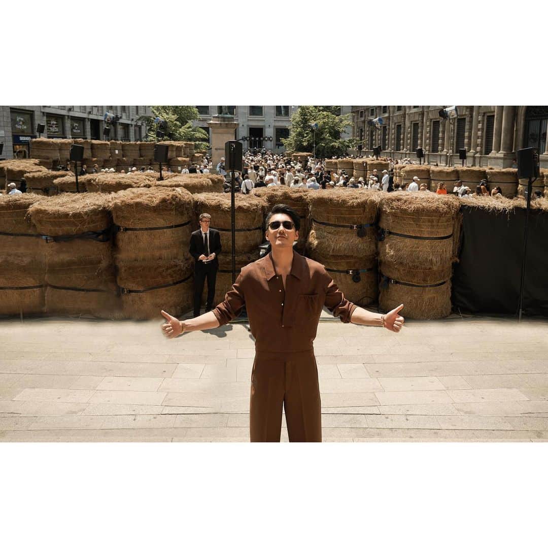 フー・ビンさんのインスタグラム写真 - (フー・ビンInstagram)「Stepping into the fields of Normandy feels like entering a dreamy canvas. Every strand of Oasi Lino fiber reflects the beauty of nature, and I can sense the warmth and strength of every inch of the land. #zegna #mensfashion #milan  踏入诺曼底的麦田，仿佛进入了一个梦幻的画卷。每一根Oasi Lino的稻草都映衬着大自然的美丽，我能感受到每一寸土地的温暖和力量。」6月20日 3時55分 - hubing