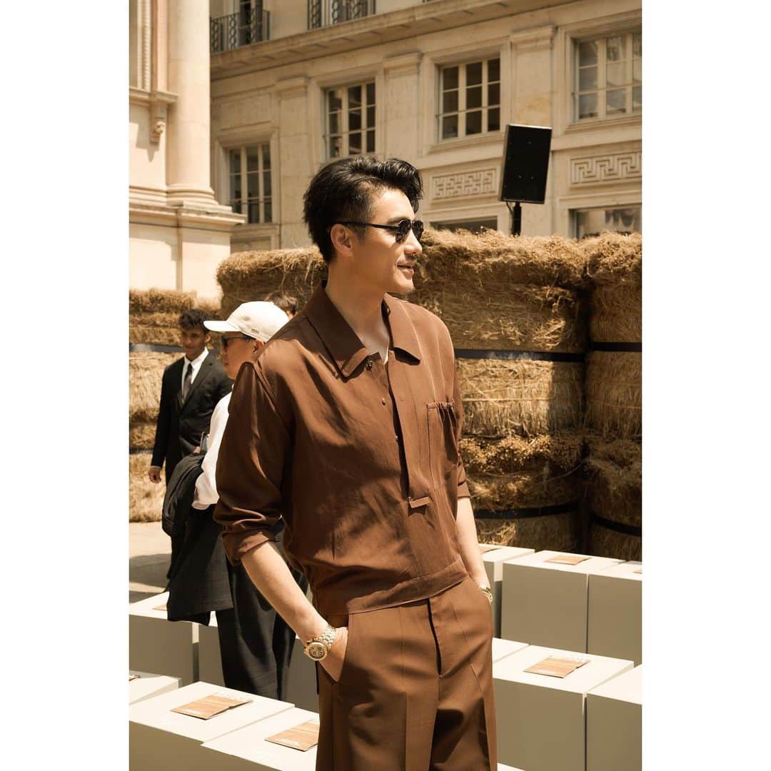 フー・ビンさんのインスタグラム写真 - (フー・ビンInstagram)「Stepping into the fields of Normandy feels like entering a dreamy canvas. Every strand of Oasi Lino fiber reflects the beauty of nature, and I can sense the warmth and strength of every inch of the land. #zegna #mensfashion #milan  踏入诺曼底的麦田，仿佛进入了一个梦幻的画卷。每一根Oasi Lino的稻草都映衬着大自然的美丽，我能感受到每一寸土地的温暖和力量。」6月20日 3時55分 - hubing