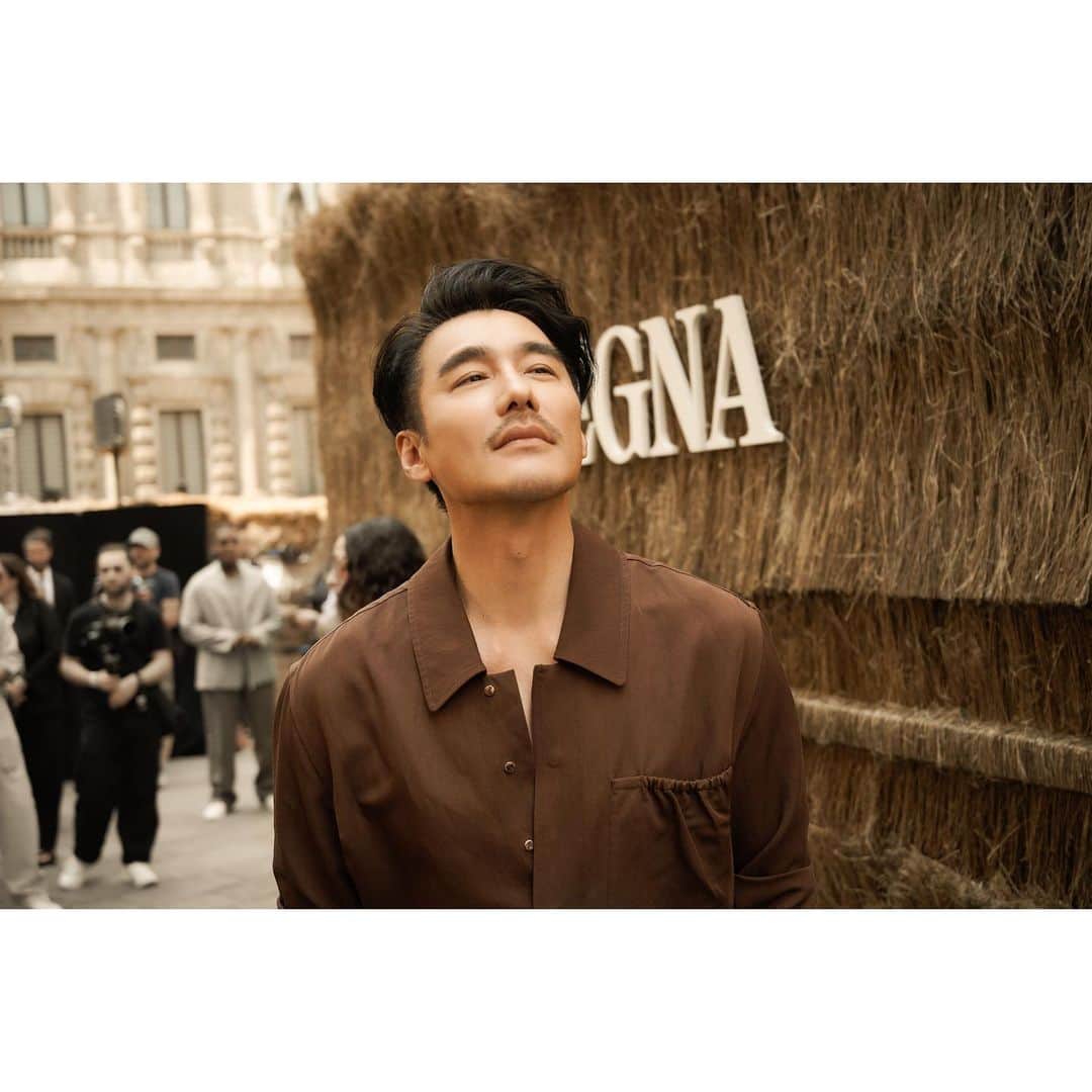 フー・ビンさんのインスタグラム写真 - (フー・ビンInstagram)「Stepping into the fields of Normandy feels like entering a dreamy canvas. Every strand of Oasi Lino fiber reflects the beauty of nature, and I can sense the warmth and strength of every inch of the land. #zegna #mensfashion #milan  踏入诺曼底的麦田，仿佛进入了一个梦幻的画卷。每一根Oasi Lino的稻草都映衬着大自然的美丽，我能感受到每一寸土地的温暖和力量。」6月20日 3時55分 - hubing