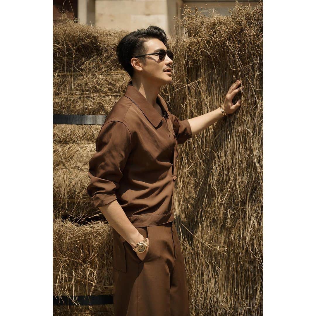 フー・ビンさんのインスタグラム写真 - (フー・ビンInstagram)「Stepping into the fields of Normandy feels like entering a dreamy canvas. Every strand of Oasi Lino fiber reflects the beauty of nature, and I can sense the warmth and strength of every inch of the land. #zegna #mensfashion #milan  踏入诺曼底的麦田，仿佛进入了一个梦幻的画卷。每一根Oasi Lino的稻草都映衬着大自然的美丽，我能感受到每一寸土地的温暖和力量。」6月20日 3時55分 - hubing