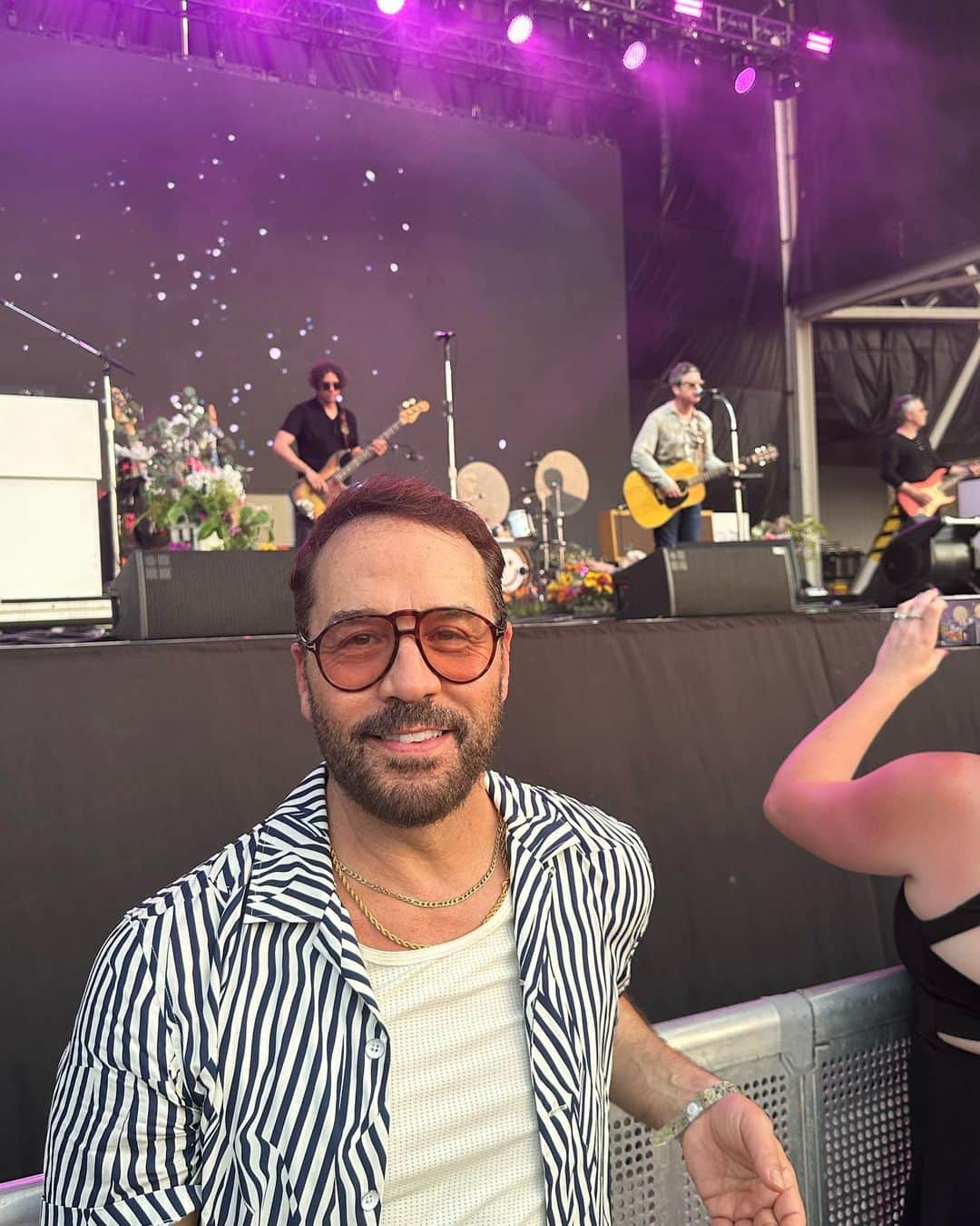 ジェレミー・ピヴェンのインスタグラム：「Who knew that @themightyi would provide us with a hot yoga session during set .. He soldiered through the Sun perfectly on Father’s Day #nghfbtour」