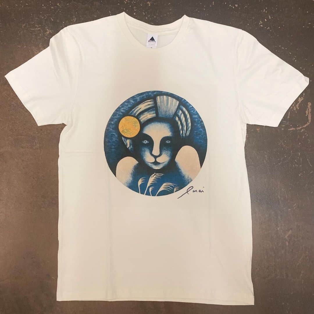 イマイアキノブのインスタグラム：「✺ 出来ました  新作Tシャツ&トートバッグ  6.24よりライブ会場にて販売 通販も近日開始予定 (イマイアキノブ OFFICIAL SHOPにて)  タイトルは『十五夜』  Illustration イマイアキノブ  Tシャツ  サイズ S M L ボディの色はオフホワイト ¥3500  トートバッグ  サイズ 本体W36×H37×D11 持手 2.5×47 内容量 10L ¥2500」