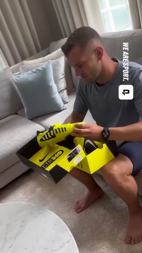 ジャック・ウィルシャーのインスタグラム：「Taking it back ⏪ @jackwilshere unboxing his brand new Nike CTR360 Maestri III remakes from the World's Largest Bootroom at Pro:Direct Soccer 🔥 - #ProDirect #Nike #NikeFootball #gifted」