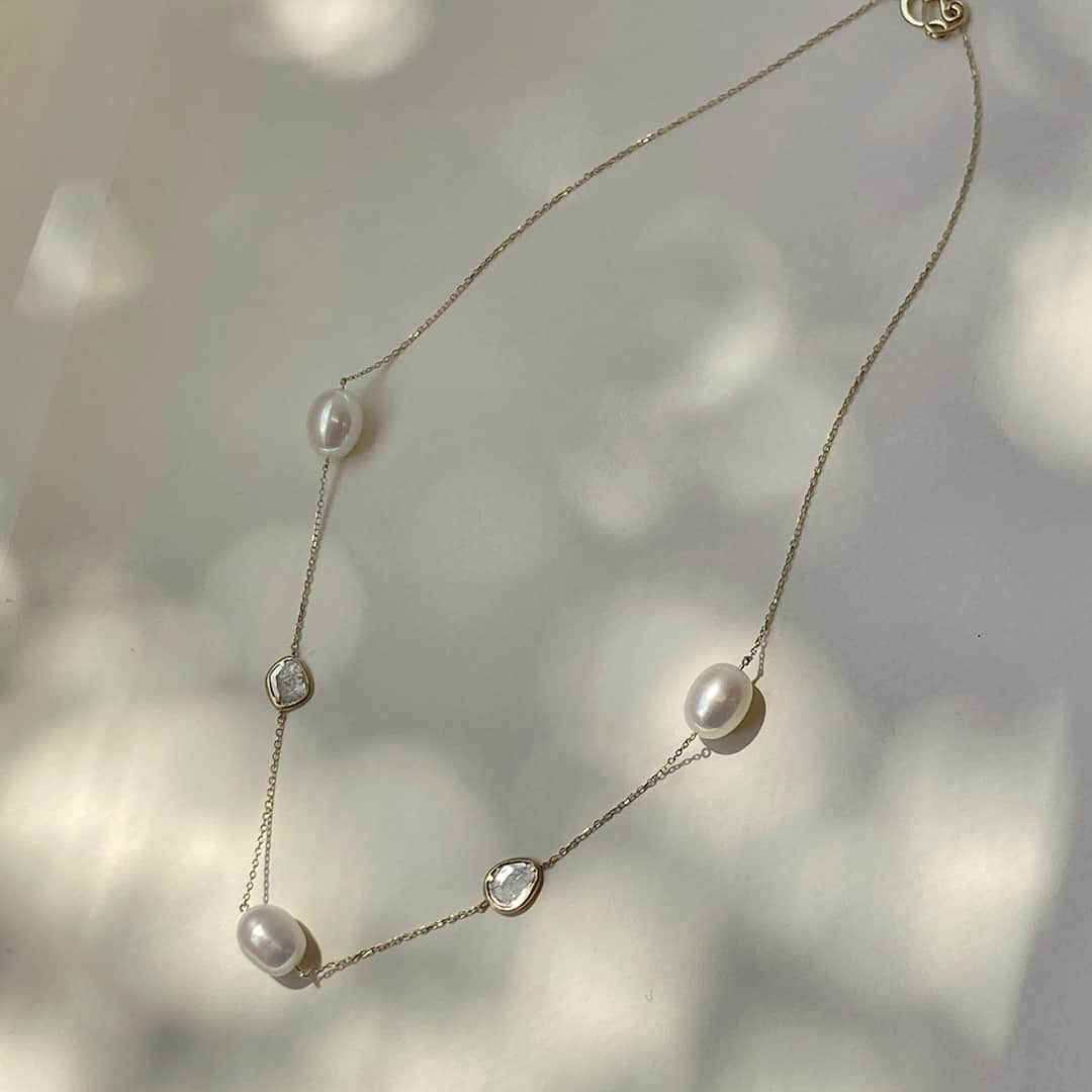 シェイスビーのインスタグラム：「Light-catching diamond slices and luminous freshwater pearls are combined for luxurious contrast.」