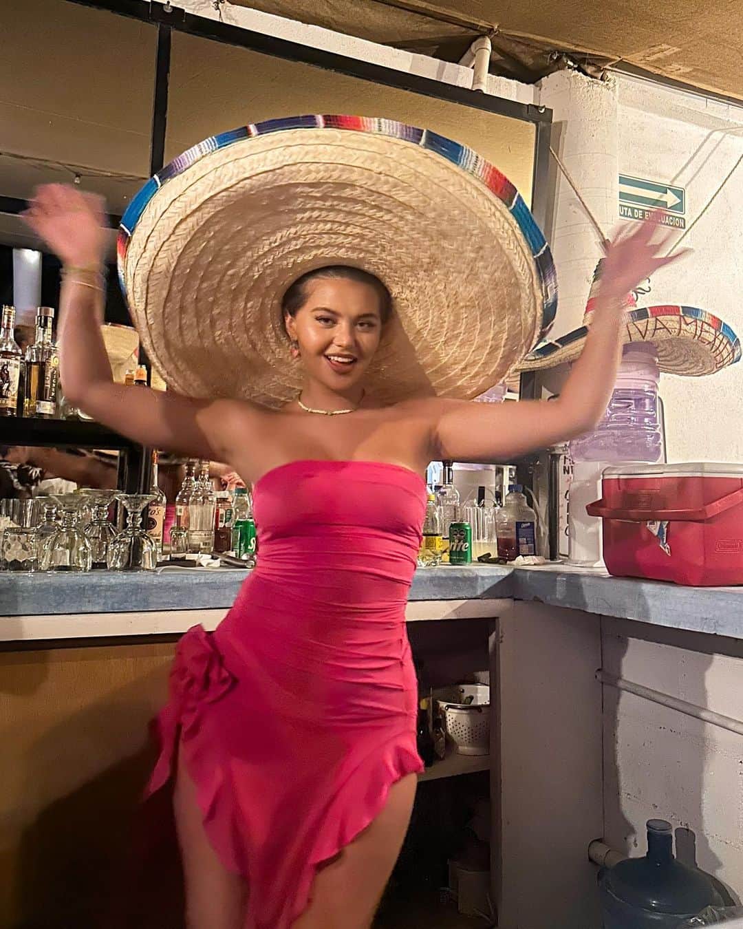のインスタグラム：「hija de los duenos 🍹🇲🇽 if you’re in east cape or Los Cabos check out my mom’s place @shadeatlafortunabeachbargrill」