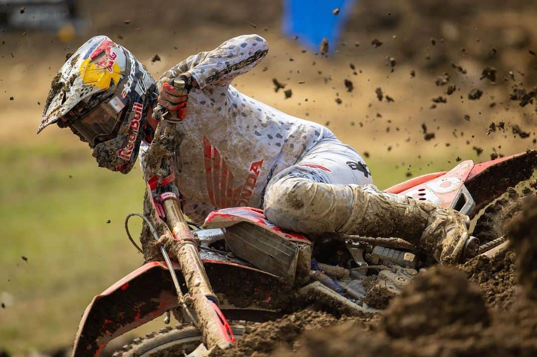 Honda Powersports USさんのインスタグラム写真 - (Honda Powersports USInstagram)「Make it 4️⃣‼️Team Honda HRC extended their historic win streak at this weekend’s @highpointmx National as @jettson18 and @hunterlawrence swept the 450 and 250 overall wins with 1-1 and 3-1 Moto scores, respectively. On paper, it looked a lot like the first 3 rounds of @promotocross, but in reality, the Team Honda HRC colleagues and brothers had to overcome additional challenges this time around, thanks to crashes, a muddy track and stiff competition. In 250 Moto 2, @chancehymas_ crossed the holeshot line in second and quickly established a small lead for several laps. Hymas held on to finish fifth— good for sixth overall. The team still misses @chasesexton and we look forward to having him back with us as soon as he’s ready to race.  #RideRed @hondaracingcorporation」6月20日 4時37分 - honda_powersports_us