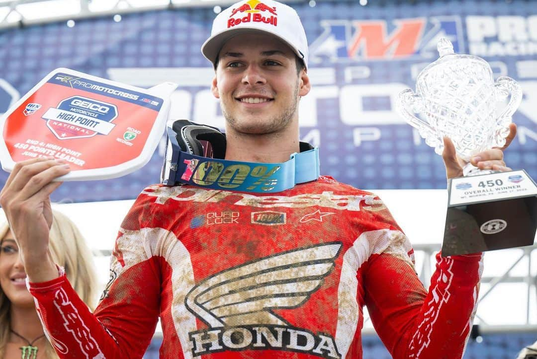 Honda Powersports USさんのインスタグラム写真 - (Honda Powersports USInstagram)「Make it 4️⃣‼️Team Honda HRC extended their historic win streak at this weekend’s @highpointmx National as @jettson18 and @hunterlawrence swept the 450 and 250 overall wins with 1-1 and 3-1 Moto scores, respectively. On paper, it looked a lot like the first 3 rounds of @promotocross, but in reality, the Team Honda HRC colleagues and brothers had to overcome additional challenges this time around, thanks to crashes, a muddy track and stiff competition. In 250 Moto 2, @chancehymas_ crossed the holeshot line in second and quickly established a small lead for several laps. Hymas held on to finish fifth— good for sixth overall. The team still misses @chasesexton and we look forward to having him back with us as soon as he’s ready to race.  #RideRed @hondaracingcorporation」6月20日 4時37分 - honda_powersports_us