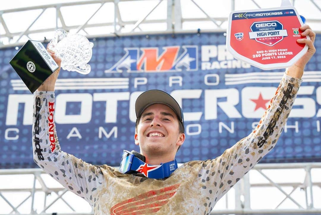 Honda Powersports USさんのインスタグラム写真 - (Honda Powersports USInstagram)「Make it 4️⃣‼️Team Honda HRC extended their historic win streak at this weekend’s @highpointmx National as @jettson18 and @hunterlawrence swept the 450 and 250 overall wins with 1-1 and 3-1 Moto scores, respectively. On paper, it looked a lot like the first 3 rounds of @promotocross, but in reality, the Team Honda HRC colleagues and brothers had to overcome additional challenges this time around, thanks to crashes, a muddy track and stiff competition. In 250 Moto 2, @chancehymas_ crossed the holeshot line in second and quickly established a small lead for several laps. Hymas held on to finish fifth— good for sixth overall. The team still misses @chasesexton and we look forward to having him back with us as soon as he’s ready to race.  #RideRed @hondaracingcorporation」6月20日 4時37分 - honda_powersports_us