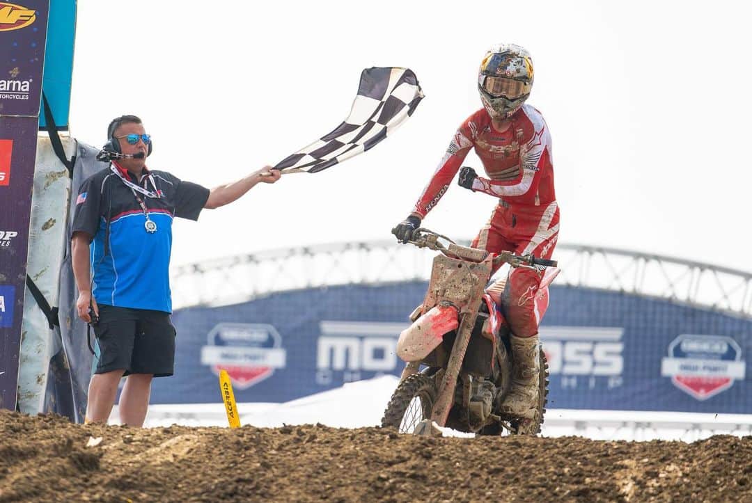 Honda Powersports USさんのインスタグラム写真 - (Honda Powersports USInstagram)「Make it 4️⃣‼️Team Honda HRC extended their historic win streak at this weekend’s @highpointmx National as @jettson18 and @hunterlawrence swept the 450 and 250 overall wins with 1-1 and 3-1 Moto scores, respectively. On paper, it looked a lot like the first 3 rounds of @promotocross, but in reality, the Team Honda HRC colleagues and brothers had to overcome additional challenges this time around, thanks to crashes, a muddy track and stiff competition. In 250 Moto 2, @chancehymas_ crossed the holeshot line in second and quickly established a small lead for several laps. Hymas held on to finish fifth— good for sixth overall. The team still misses @chasesexton and we look forward to having him back with us as soon as he’s ready to race.  #RideRed @hondaracingcorporation」6月20日 4時37分 - honda_powersports_us