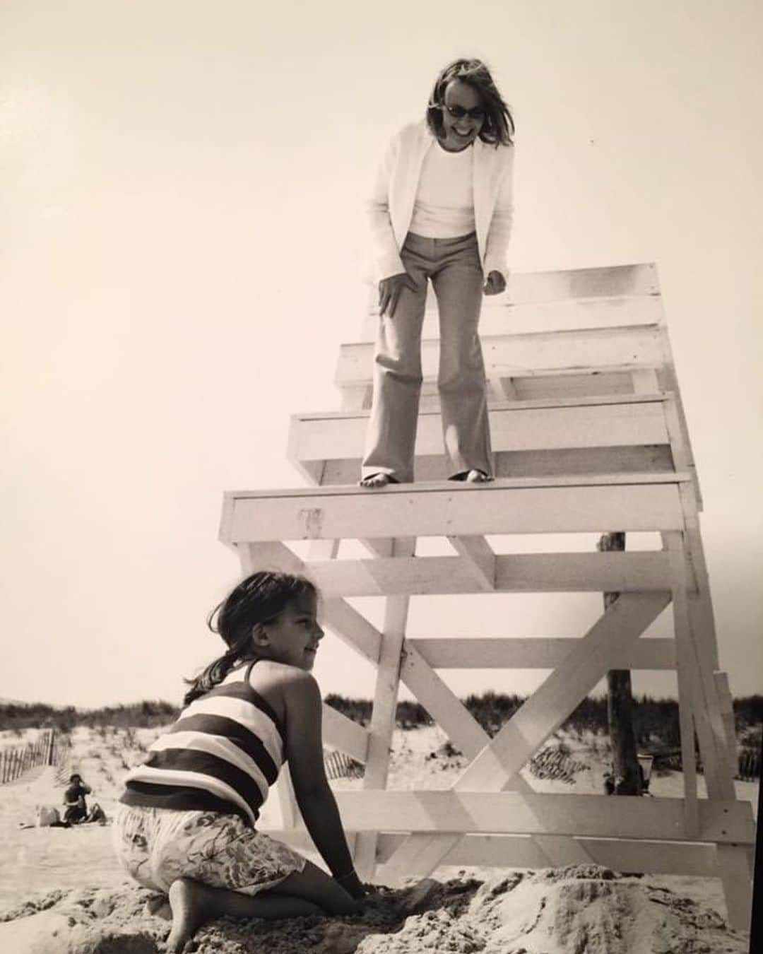 ダイアン・キートンさんのインスタグラム写真 - (ダイアン・キートンInstagram)「Jumpin’ into the week like …  My mom and I have always loved going on adventures together. From strolls on the beach to walking around a new neighborhood. I love spending time with my mom. We always have an amazing time together. I love my mom ❤️ #adventure #mom #coastalgrandmother #hamptons #beach」6月20日 4時40分 - diane_keaton