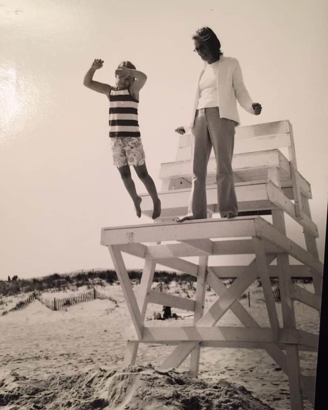 ダイアン・キートンのインスタグラム：「Jumpin’ into the week like …  My mom and I have always loved going on adventures together. From strolls on the beach to walking around a new neighborhood. I love spending time with my mom. We always have an amazing time together. I love my mom ❤️ #adventure #mom #coastalgrandmother #hamptons #beach」