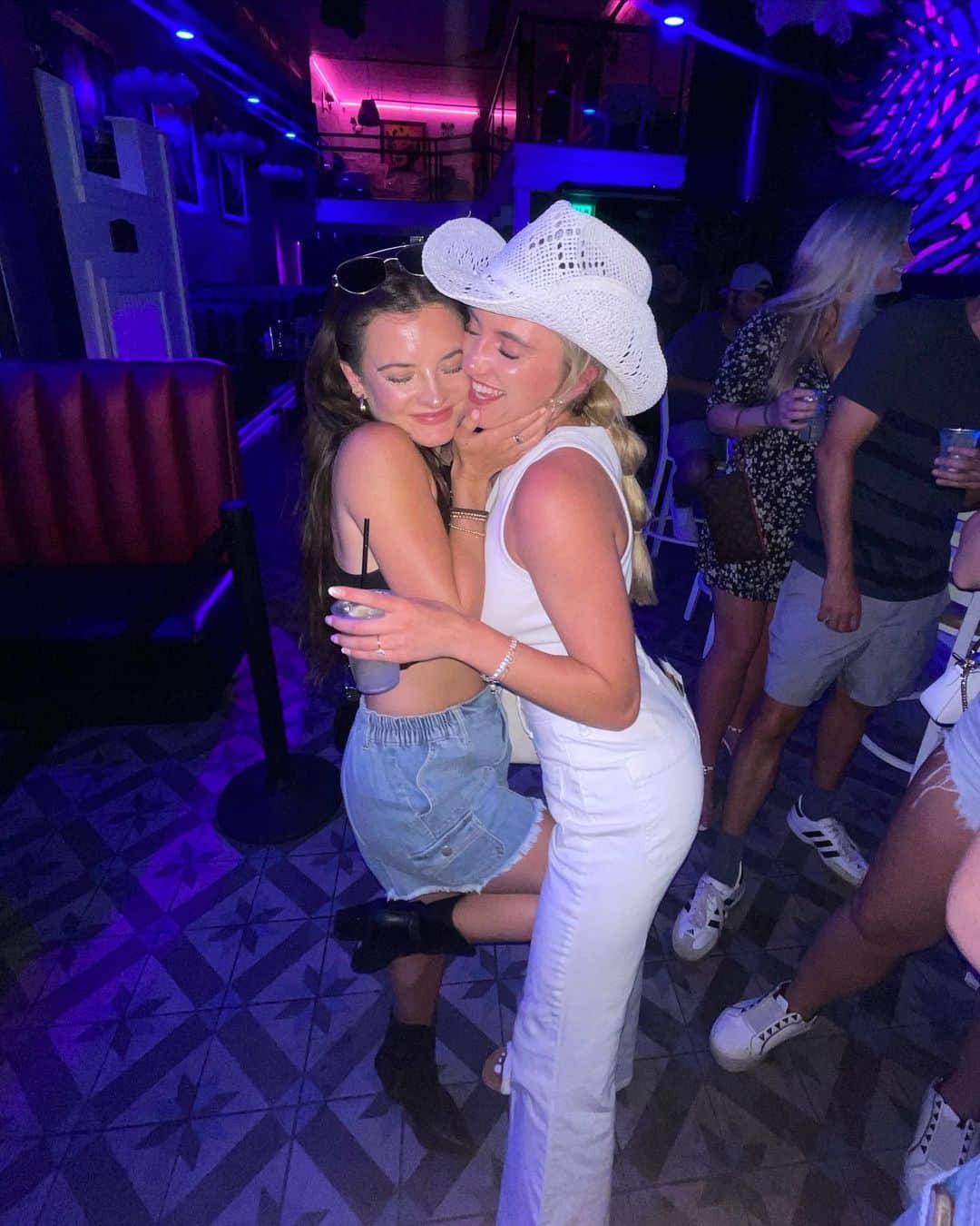 Brooke Marie Hylandさんのインスタグラム写真 - (Brooke Marie HylandInstagram)「Kisses from her fiancé (& me) only!!! 💋」6月20日 4時50分 - brookehyland