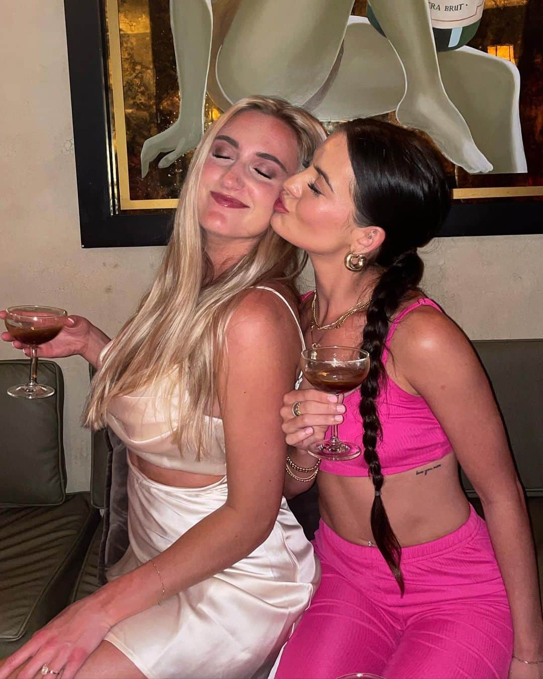 Brooke Marie Hylandのインスタグラム：「Kisses from her fiancé (& me) only!!! 💋」