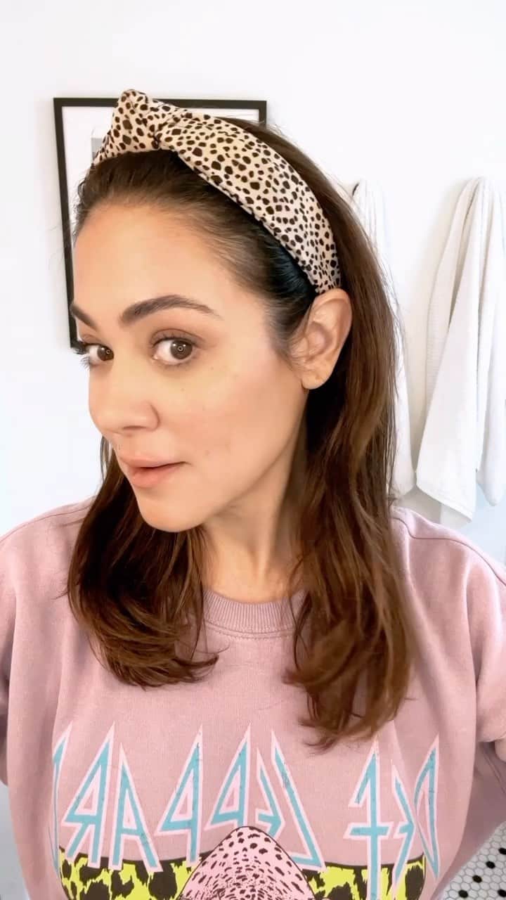 カミーユ・グアティのインスタグラム：「Love, love, love @yensabeauty new line of super serum make-up! Here’s my 5 minute routine and some fun facts about @jenyen1   #beauty #beautyhacks #beautytips #yensa」