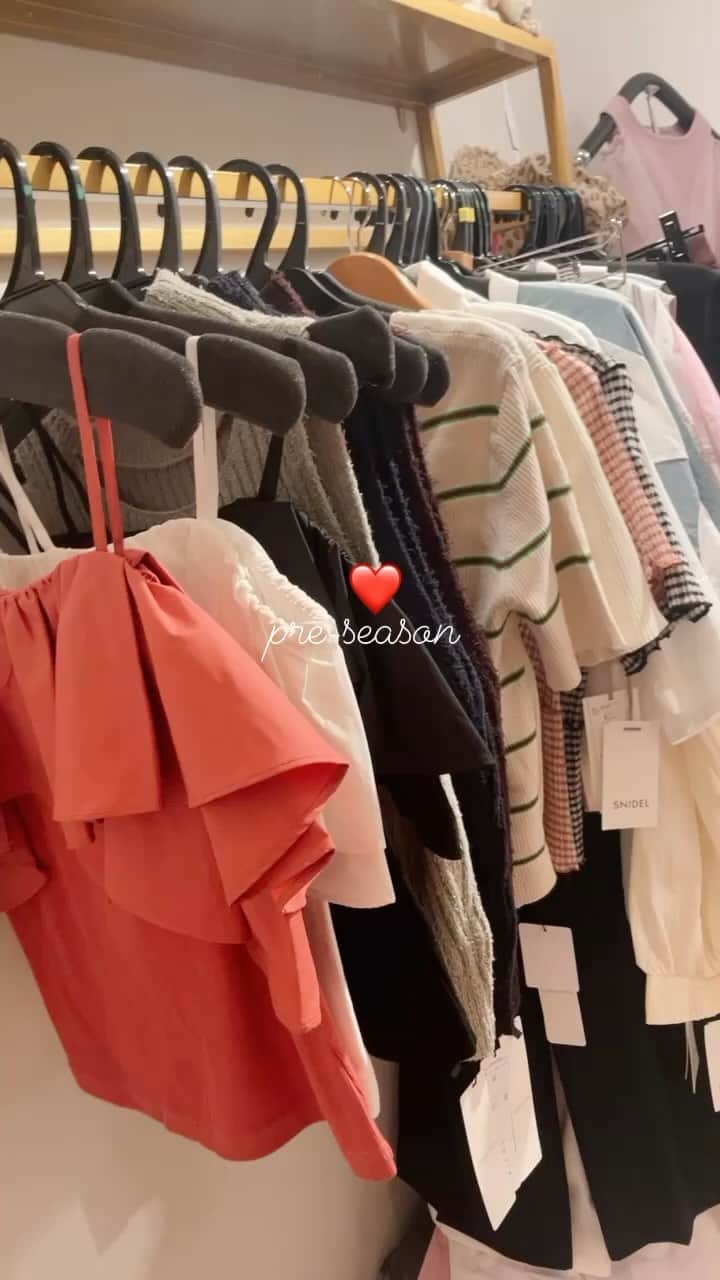Fleur Fleurのインスタグラム：「又有新嘅一批新作😘🇯🇵🇯🇵🇯🇵 今次返左三個大箱📦📦📦😘 全部都係日本品牌 今次有coco deal / dazzlin / sdl/ lily brown/ lillian carats/ majestic 等等  全部都係late summer 嘅系列 記得keep住留意我哋直播嘅優惠🔥🔥🔥  同埋不間斷嘅update⚡️⚡️⚡️ 新作購買滿$1600即可享免費順豐送貨服務 買滿$2000更有天然石頸鏈novelty gift一份 禮品送完有限，送完即止 WhatsApp查詢:5572-9458 銅鑼灣門市: 恩平道52號2樓A室」