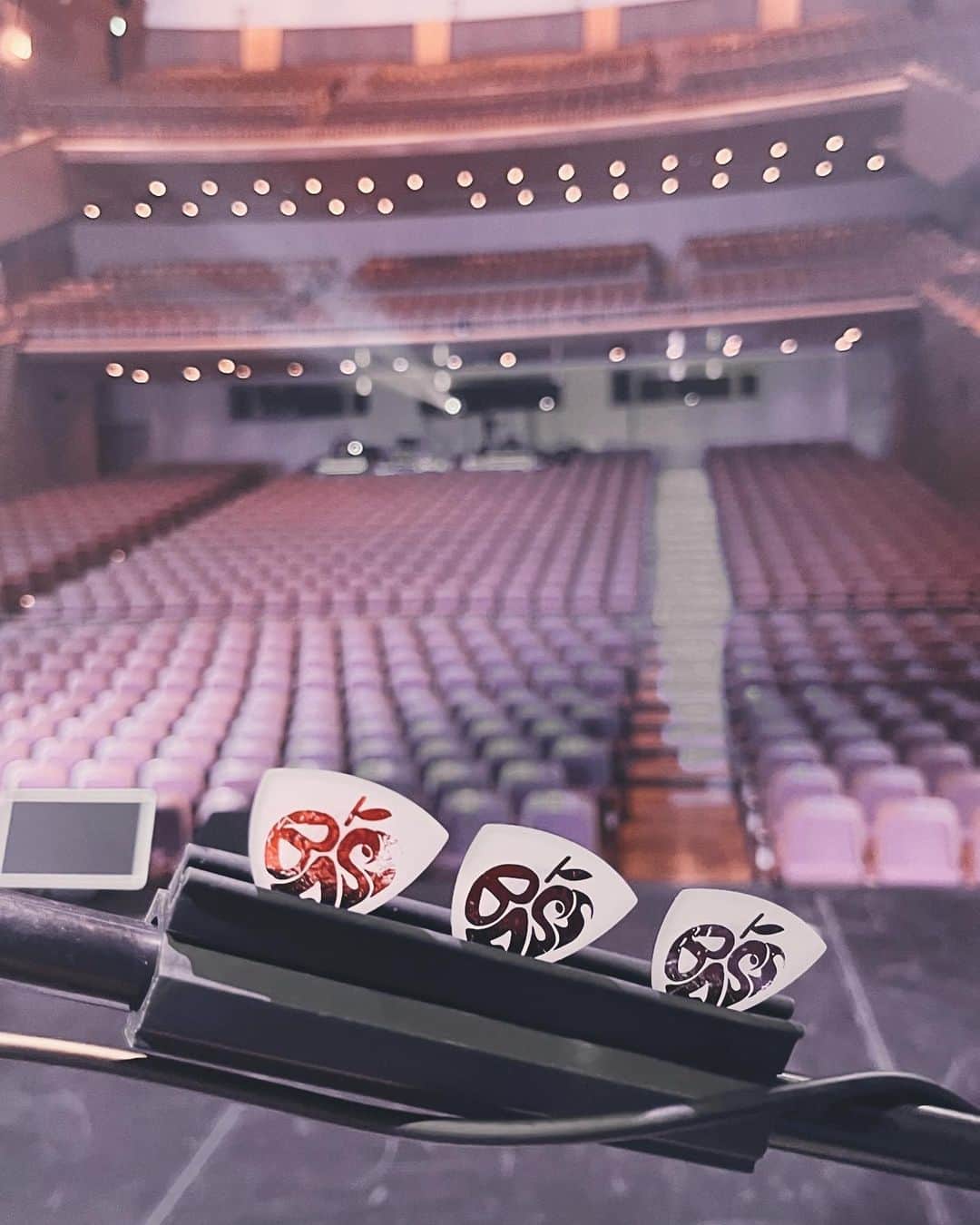 AKARIのインスタグラム：「マスターエイトのピック(@master8japanguitarpicks ) そろそろ追加しなきゃなあ...」
