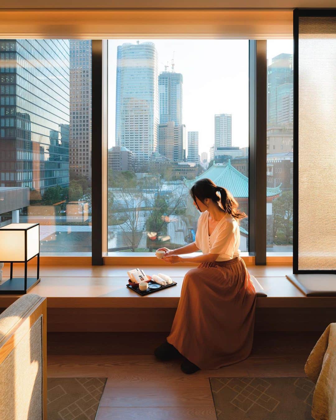 ホテルオークラ東京 Hotel Okura Tokyoさんのインスタグラム写真 - (ホテルオークラ東京 Hotel Okura TokyoInstagram)「Serenity and composure as a private residence🍵 はなれのような落ち着きと静謐さを🌿  Immerse yourself in the serene beauty of Japanese design in our Heritage Room. Averaging a generous 60 square meters in size, this private residence offers two styles: one with a wider living room that overlooks Okura Square and the classical architecture of the Okura Museum of Art, or one with views from the bath. Among the latter, some rooms have a balcony situated directly above the Okura Garden. As the benchmark of luxury in the Okura Heritage wing, the tranquil Heritage Room features a private steam sauna, a whirlpool bath, and heated flooring. The complimentary minibar, shoeshine service, and valet  parking, too, invite you to relax in true pampered comfort.  「ヘリテージルーム」の広さは約60㎡で、ビューバスタイプと、エントランスのオークラスクエアと大倉集古館が眺められるワイドリビングタイプの2タイプがございます。中でもビューバスタイプのお部屋では、オークラ庭園を眺められるバルコニー付きのお部屋もご用意しております。 オークラ ヘリテージウイングでは、全室スチームサウナ、ジェットバス、そして床暖房を完備。さらに、冷蔵庫内ミニバー、靴磨きサービス、バレーサービス等、各種無料サービスをご用意しております。まるではなれのような静謐さとプライベート空間が広がる館内で、ゆっくりとお寛ぎください。  “Heritage Room” The Okura Heritage Wing 「ヘリテージルーム」 オークラ ヘリテージウイング  #ホテル客室 #おもてなし  #ホテルステイ #ステイケーション #ワーケーション  #東京ホテル #都内ホテル #港区ホテル #ラグジュアリーホテル  #theokuratokyo #オークラ東京  #hotelroom  #suiterooom #staycation #tokyohotel #luxuryhotel #luxurylifestyle #luxuryhome #lhw #uncommontravel #lhwtraveler #东京 #酒店 #도쿄 #호텔 #일본 #ญี่ปุ่น #โตเกียว #โรงแรม #japon」6月20日 15時49分 - theokuratokyo
