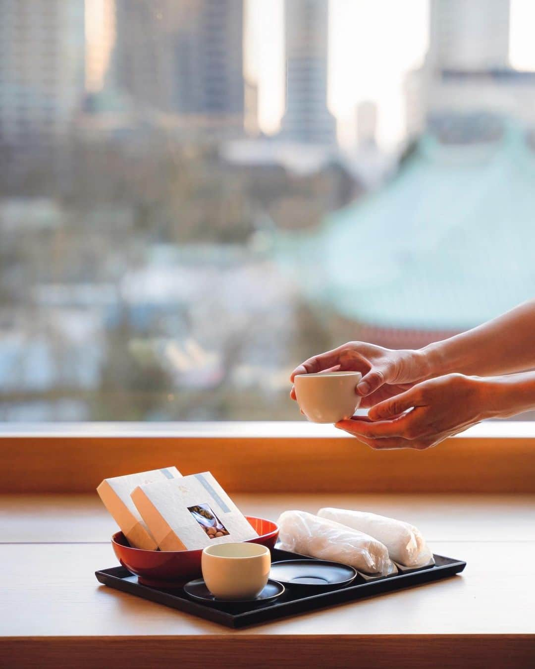 ホテルオークラ東京 Hotel Okura Tokyoさんのインスタグラム写真 - (ホテルオークラ東京 Hotel Okura TokyoInstagram)「Serenity and composure as a private residence🍵 はなれのような落ち着きと静謐さを🌿  Immerse yourself in the serene beauty of Japanese design in our Heritage Room. Averaging a generous 60 square meters in size, this private residence offers two styles: one with a wider living room that overlooks Okura Square and the classical architecture of the Okura Museum of Art, or one with views from the bath. Among the latter, some rooms have a balcony situated directly above the Okura Garden. As the benchmark of luxury in the Okura Heritage wing, the tranquil Heritage Room features a private steam sauna, a whirlpool bath, and heated flooring. The complimentary minibar, shoeshine service, and valet  parking, too, invite you to relax in true pampered comfort.  「ヘリテージルーム」の広さは約60㎡で、ビューバスタイプと、エントランスのオークラスクエアと大倉集古館が眺められるワイドリビングタイプの2タイプがございます。中でもビューバスタイプのお部屋では、オークラ庭園を眺められるバルコニー付きのお部屋もご用意しております。 オークラ ヘリテージウイングでは、全室スチームサウナ、ジェットバス、そして床暖房を完備。さらに、冷蔵庫内ミニバー、靴磨きサービス、バレーサービス等、各種無料サービスをご用意しております。まるではなれのような静謐さとプライベート空間が広がる館内で、ゆっくりとお寛ぎください。  “Heritage Room” The Okura Heritage Wing 「ヘリテージルーム」 オークラ ヘリテージウイング  #ホテル客室 #おもてなし  #ホテルステイ #ステイケーション #ワーケーション  #東京ホテル #都内ホテル #港区ホテル #ラグジュアリーホテル  #theokuratokyo #オークラ東京  #hotelroom  #suiterooom #staycation #tokyohotel #luxuryhotel #luxurylifestyle #luxuryhome #lhw #uncommontravel #lhwtraveler #东京 #酒店 #도쿄 #호텔 #일본 #ญี่ปุ่น #โตเกียว #โรงแรม #japon」6月20日 15時49分 - theokuratokyo