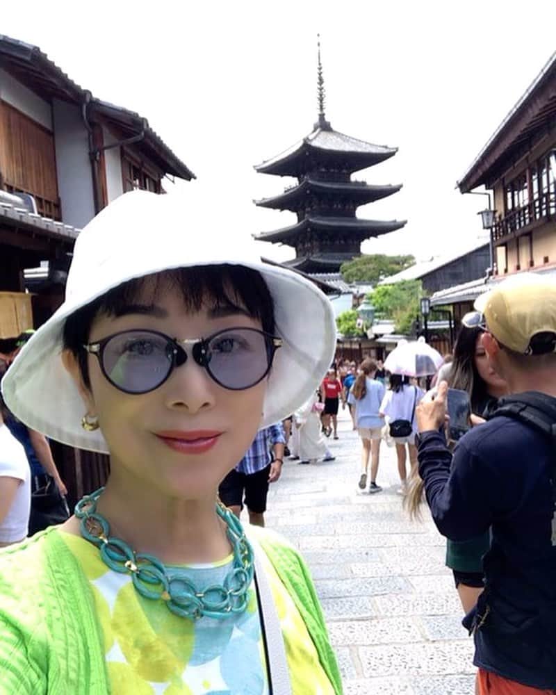 小川知子さんのインスタグラム写真 - (小川知子Instagram)「京都２日目  朝ご飯をテラス席でゆっくり食べて、東寺へ。 あ、ハスの花が🪷まだ咲いていた！ 鴨の親子が可愛い💕  お堂で仏像をゆっくり拝顔して、すごーく久しぶりに清水寺へ。 おっと、凄い人、人、人‼️ 猛暑の様な暑さの中 着物を着ている若者が多いことにビックリ‼️  上まで行けるかな〜と思っていたけど、結構楽に行けた。 途中で綺麗なお皿を購入。  一度ホテルに帰ってシャワーしよう。 夜はいつも伺う祇園のお店へ。 また後で〜  #京都 #東寺 #清水寺 #三年坂 #小川知子」6月20日 15時51分 - tomoko_ogawa_