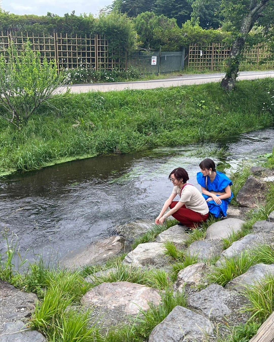 新井恵理那さんのインスタグラム写真 - (新井恵理那Instagram)「一泊二日の富士山旅♪ 忍野八海で透き通った富士の水に癒され、 グランピング施設に泊まってアウトドア気分を楽しみました( ^ω^ ) 富士山が近くに見えているだけでなんだか特別な気持ちに…♪ 緑の中でのバーベキューも、 長年愛されている人気のカフェも、癒しの時間でしかなかったです(*^▽^*)  まいこと温泉につかっていい話したりだらけられたりしたのも幸せだったー♪ #富士山 #忍野八海 #tokoromtfuji #ふじやま温泉 #papermoon #新井恵理那 #centforce」6月20日 15時52分 - elina_arai