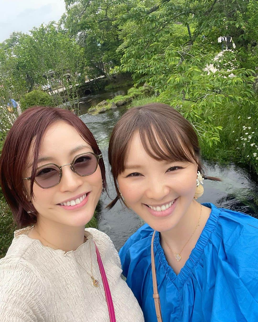 新井恵理那さんのインスタグラム写真 - (新井恵理那Instagram)「一泊二日の富士山旅♪ 忍野八海で透き通った富士の水に癒され、 グランピング施設に泊まってアウトドア気分を楽しみました( ^ω^ ) 富士山が近くに見えているだけでなんだか特別な気持ちに…♪ 緑の中でのバーベキューも、 長年愛されている人気のカフェも、癒しの時間でしかなかったです(*^▽^*)  まいこと温泉につかっていい話したりだらけられたりしたのも幸せだったー♪ #富士山 #忍野八海 #tokoromtfuji #ふじやま温泉 #papermoon #新井恵理那 #centforce」6月20日 15時52分 - elina_arai