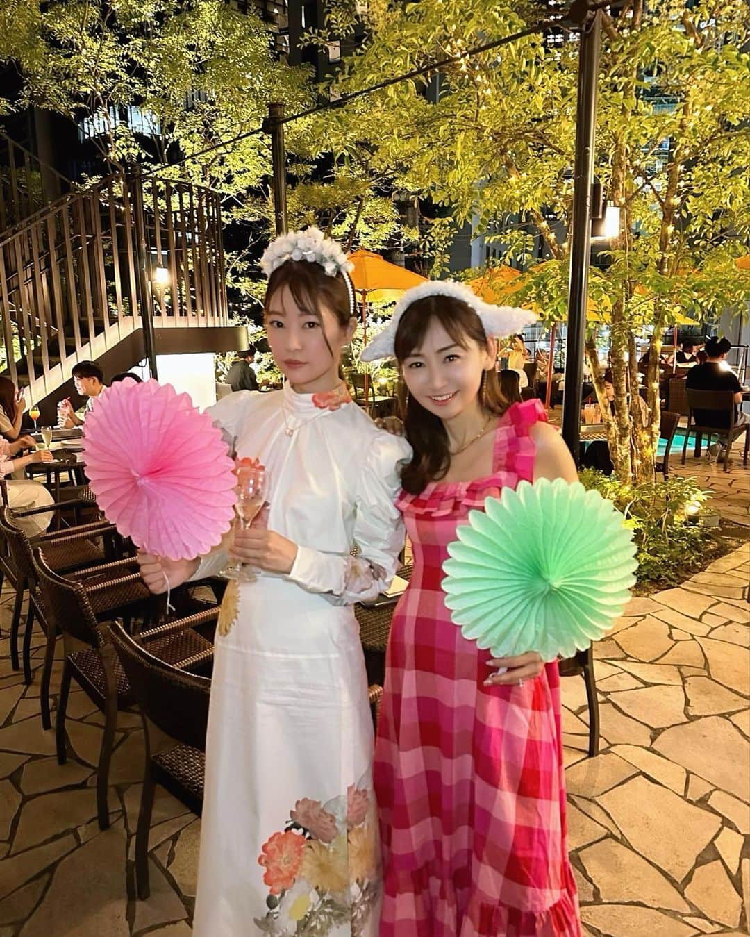 長谷川夕希子さんのインスタグラム写真 - (長谷川夕希子Instagram)「再投稿です。良いね、コメントいただいた方すみません🥹  ニュージーランド🇳🇿へ 移住&結婚💒する @sai.0714 ちゃんの 送別会へ🥹  小百合ちゃんとは 私が不動産会社勤務時代、面接で会った 初対面からいきなり 腹を割った話しをするとゆー😆いつも会うと話題が尽きない😌💗  🇳🇿でも 健康で末永く幸せでいて欲しいです☺️💞  そして、この日 彼女を送り出す為に集まった美女たちが集まるこの宴は、私竜宮城に来たみたいで目の保養でした🥰  スワイプして是非パーティの雰囲気など見てみてね🪅  #347cafelounge  #渋谷カフェ  #渋谷ディナー  #渋谷バー  #プールサイド  #プール付きテラス #映えスポット  #映えカフェ  #パーティーコーデ  #送別会  #ドレスコード 白、ピンクでピンク率低すぎてワロタ😆 #アラフォーライフ #アラフィフライフ #美魔女 #大人女子の休日」6月20日 14時26分 - yukikogabby