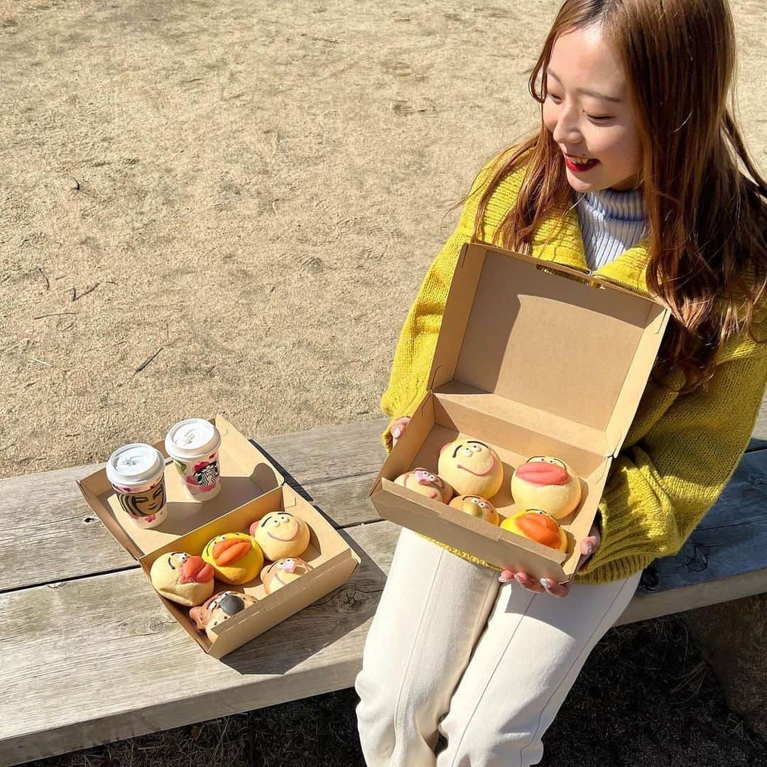 ジェットスター航空さんのインスタグラム写真 - (ジェットスター航空Instagram)「行きたい！と思ったら【いいね❤️】 #jettabi_japan #愛媛編🍊 食べるのがもったいない！？ #Bonny  「Bonny＊ cafe&bakery」は、昨年10月にオープンしたキッチントレーラーのパン屋さん🥐🎀  何といっても目を引くのは、カラフルで遊び心溢れるユニークなパンの数々。その可愛さにキュンとすること間違いなし😵💖  インパクトのある見た目もさることながら、「いぼいぼ」や「うん！ころね」といった個性的な名前がつけられたパンは、カレーパンだったり、クリームパンだったりと、誰もが好きなものばかり👀🍞 ラインナップは季節や日によって変わるみたいなので、何度訪れても楽しそう☺♡  営業日は不定期なので、公式アカウント（@bonnybakery89_）で事前にチェックしていくのがおすすめでスター🌟  【Bonny＊ cafe&bakery】 📍愛媛県松山市高井町1084  -------------------------------------------- ／ 📣ジェットスターなら、愛媛まで ＼ ✈︎東京（成田）から 片道¥4,990〜 松山～東京（成田）路線は、おかげさまで6月11日に就航10周年を迎えます🎉 今後もより多くのお客様に、安全かつ安心してご利用いただける気軽な空の旅を提供してまいります✈️  --------------------------------------------  ジェットスター・ジャパン公式アカウント（@jetstar_japan）では「“次に行きたい”が見つかる」をテーマに就航地の魅力をご紹介✈️⭐️「#jettabi_japan」をつけて、皆さんのFun&Happyな旅の思い出をぜひご投稿ください！素敵なお写真は、公式アカウントでご紹介させていただきます♪  ⭐️Special thanks📸 by @onatsugohan （1枚目） /@__rionny （2枚目） /@ayayan_166 （3枚目） / @ehime_cafe_pan （4枚目） / @m_world.93 （5枚目）  -------------------------------------------- ※運賃はエコノミークラス「Starter」。支払手数料、空港使用料等が別途必要です。受託手荷物の料金は含まれません。諸条件が適用されます。  ※就航地のご紹介内容に関する最新情報は、下記の公式アカウント等でご確認ください。 ------------------------------------------- 【参照アカウント】 Instagram：Bonny＊ cafe&bakery（@bonnybakery89_） -------------------------------------------  #愛媛 #愛媛観光 #愛媛旅行 #ジェットスター #jetstar #jetstar_japan #LCC #飛行機 #trip #旅好きな人と繋がりたい #松山パン屋 #松山観光 #松山旅行 #国内旅行 #愛媛ドライブ #愛媛デート #ehime #コスパ旅 #女子旅 #愛媛フォトスポット #四国旅行 #四国ドライブ #愛媛グルメ #可愛いパン #パン好きさんと繋がりたい #インスタ映えパン」6月20日 18時00分 - jetstar_japan