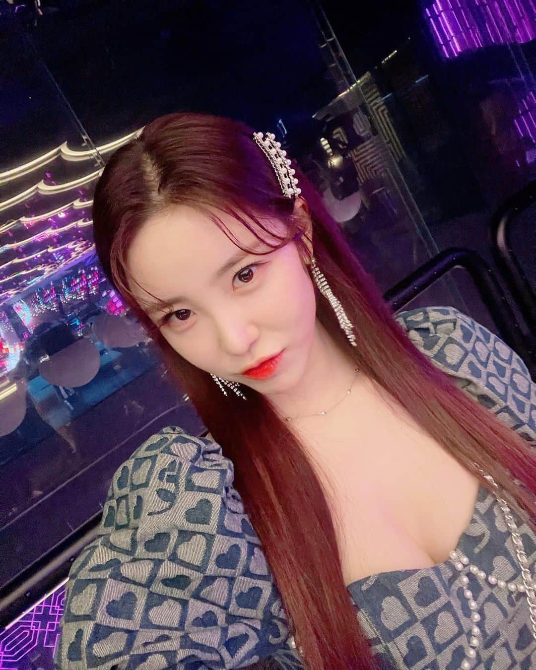 チョン・ヒョソンのインスタグラム：「#NETFLIX  #CELEBRITY #셀러브리티 🖤  셀브에 아이키님 납신다 ❤️ 저 차는 민혜차.... 💖」