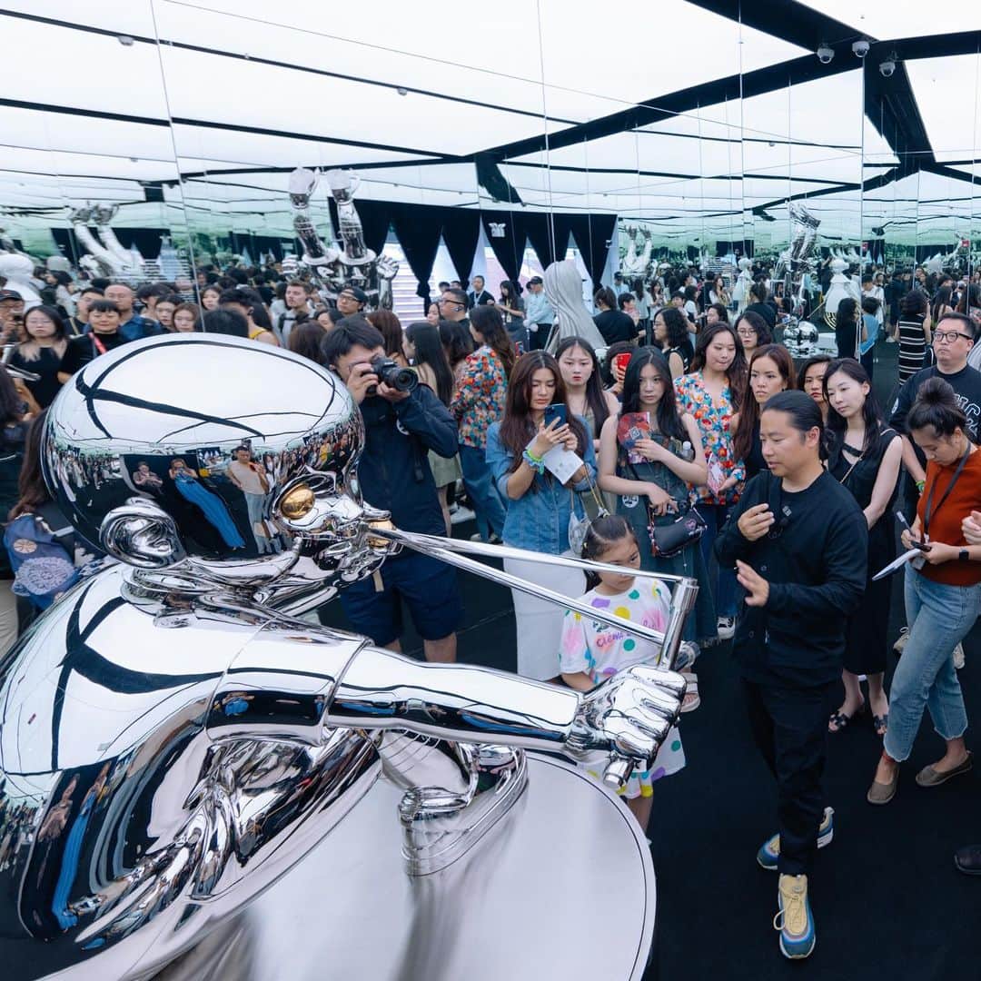 ジェームス・ジーンのインスタグラム：「It was great to see everyone in Chengdu at @a4artmuseum_official Many thanks to the museum team and @galleryallart for a wonderful visit 🙏🐼🙏」