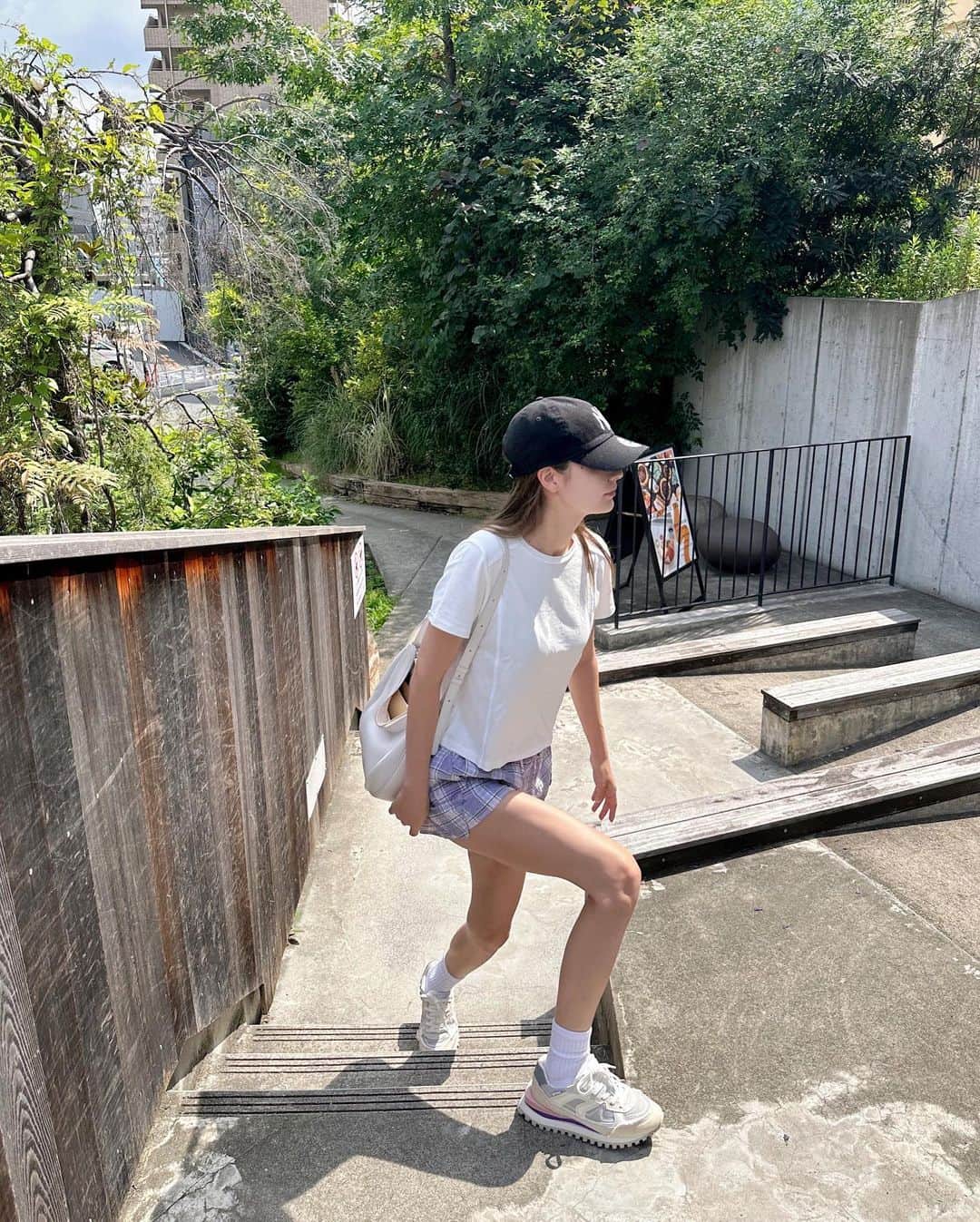 のインスタグラム：「あさんぽ〜🕊️💜🌿  帰国してから絶不調でぶっ倒れてたんですが、やっと生き返りました😇ふぅ  ただでさえ湿気と気温差と、体調整えておくの大変だから、皆さまもご自愛ください😌💕  おすすめ身体整え場所: @chahaya.indah  あゆみ鍼を全身やってもらったのですが、 的確に刺してくれて内臓がゆるむのも感じました。おかげで夜ぐっすり眠れた🧚‍♀️」