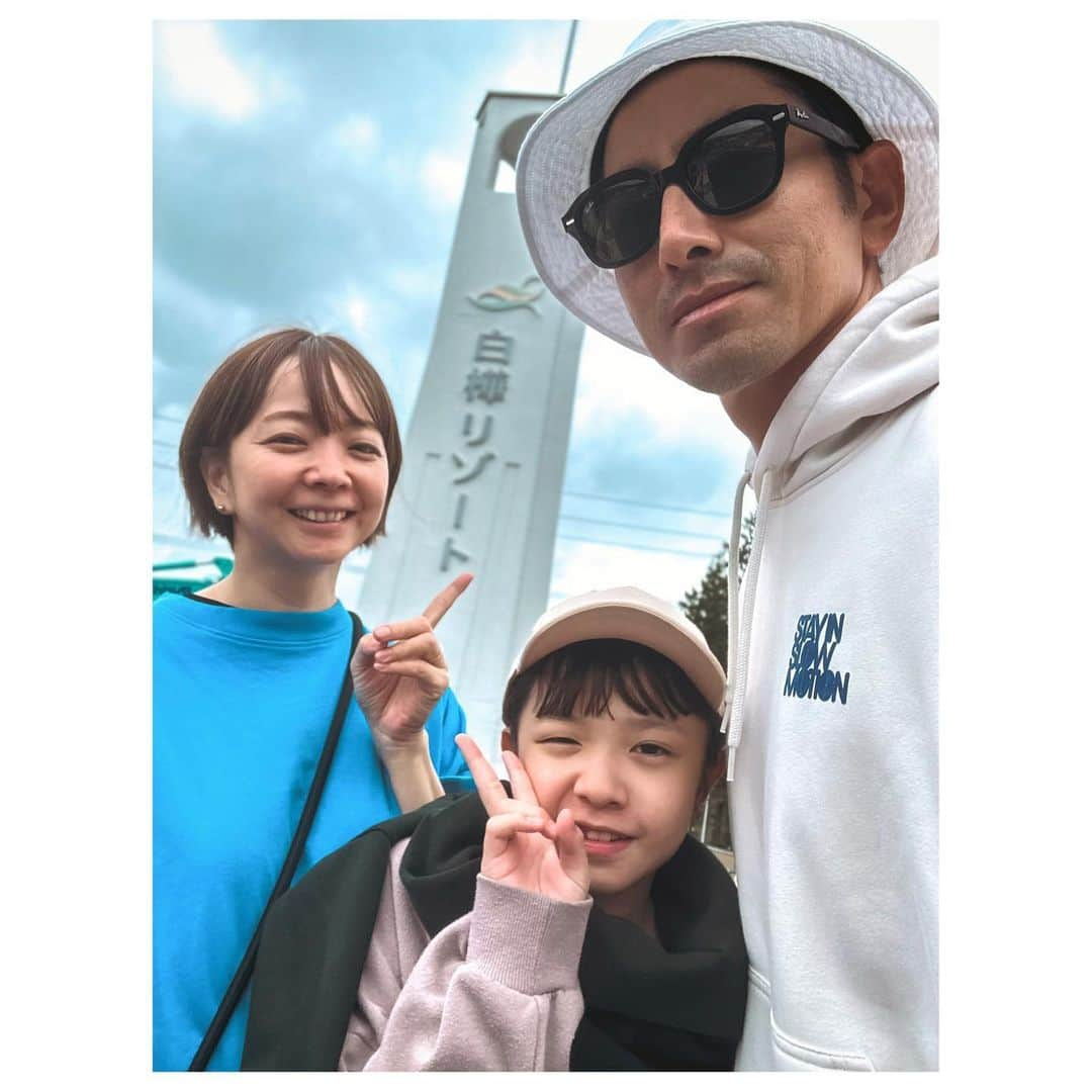 肥野竜也のインスタグラム：「＂Family Trip＂ @ikenotaira.hotel 朝部屋から見える壮大な自然。 温泉もリニューアルして開放感と癒しを。 お風呂後には、ちょっとした屋内型温泉街"しらかば仲見世"で懐かしく楽しい雰囲気のところで一休み。 本当全てが素晴らしくリニューアルされている。 ⁡ 動画は"Reels"でアップします。 ⁡ #家族旅行 #家族 #ファミリー #旅行 #池の平ホテル #白樺リゾート #ホテル #リゾート #familytrip #trip #vacation #emifamtrip #温泉 #温泉街 #サウナ」