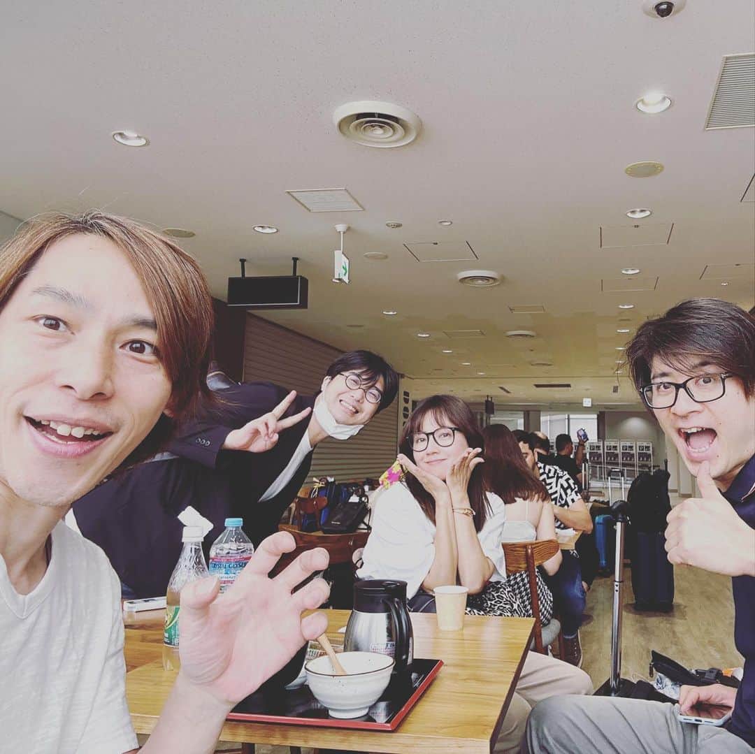 谷本貴義のインスタグラム：「これからひさびさブラジルに♪ 松澤由美さん、シュノーケルのお二人といっしょ♪ ちょっと最近、つうかずっとだけど^_^;、仕事がキャパオーバーでなんだかんだを飛行機の中で確認する感じなもんでまた改めてお知らせしますが、とりあえず日本食たらふく食べてから飛行機もう乗りました♪  #animesumit #brasil #松澤由美 #シュノーケル #谷本貴義」