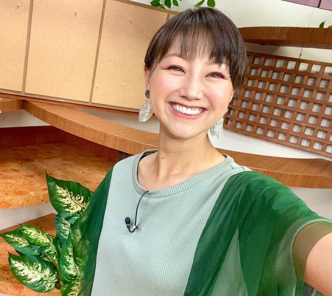 のインスタグラム：「朝、前髪を自分で切ったよー✂️  ショートにしてからは、  月1全体 週1前髪 メンズ並み😎  です‼️（笑）  昨日は、  走った後のビールが美味し過ぎて、飲み過ぎた😆  本当にこの暑い時期に運動して、爽やかな汗を流してから飲むビールは心底美味しい😋  このために頑張ってるんだーってなる🍺  今日はスタジオからのロケです🎥  素敵番組だよっ✨✨✨  お楽しみに🥰  #studio #ロケ #撮影 #ビール #runandbeer #走った後に飲みたいビール #run #and #beer #🎥 #✨ #❤️ #🥰 #☀️」