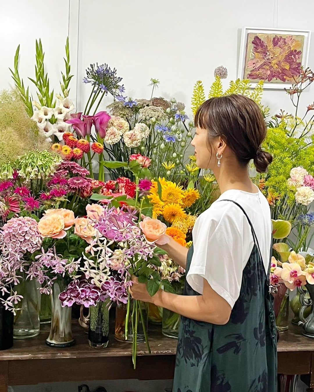 前田有紀さんのインスタグラム写真 - (前田有紀Instagram)「神宮前の店舗NUR @nur__flower の店頭で取材を受けること多い今日この頃。少し前のオフショット！  オーナーとして店舗運営に関わっているので、ここの仕入れは店長に、お花の維持はスタッフみんなに任せていますが、NURのお花はいつでも1輪でも楽しめるお花、長く咲いてくれるお花だと、手前味噌ですが本当に自慢です。  ここ最近は急にお花が必要になって、問い合わせをくれる方も増えていて、いざという時に心強い味方でいられるような花屋になっていけたらな、と思います。 4月に2周年を迎えたばかりで、まだまだこれから！7月は花瓶展もする予定なのでぜひいらしてくださいね。  NUR @nur__flower」6月20日 14時52分 - yukimaeda0117