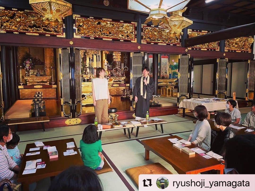 津久井智子のインスタグラム：「#Repost @ryushoji_yamagata with @use.repost ・・・ 消しゴムハンコ　イベント  6月17日に昼・夜の2回に分けて、消しゴムハンコ制作のイベントを行いました。  お寺で開催という事で、仏様のハンコを彫りました。  多くの方に来ていただき、そしてとても楽しそうに作業されている姿を見る事ができてとても嬉しく感じております。  講師の津久井先生、麻田住職、お忙しい中、ご遠方から誠にありがとうございました。 また来ていただけるよう、これからも努めてまいります。  #消しゴムはんこ  #仏はんこ  #津久井智子 先生 #麻田弘潤 住職 #諸行無常ズ  #浄土真宗」