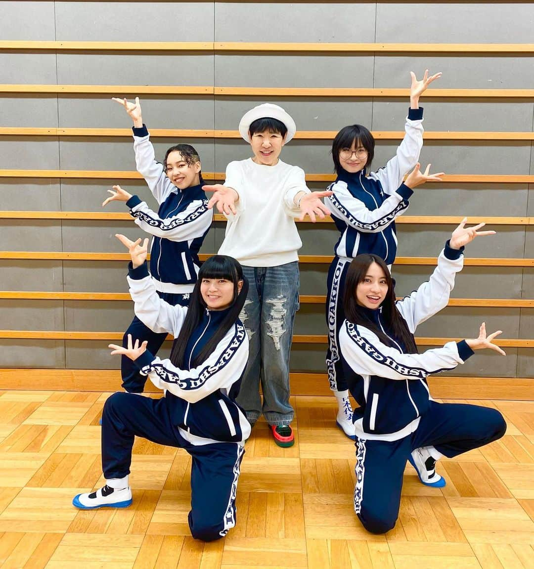 和田アキ子さんのインスタグラム写真 - (和田アキ子Instagram)「フジテレビ『2023FNS歌謡祭 夏』に出演させていただきます😊😊 新しい学校のリーダーズとのスペシャルコラボで、デビュー55周年SPメドレーを披露します😍😍きゃ〜❣️❣️ 今日、早速リハーサルもしてきて、リーダーズのメンバーと写真も撮りました😊😊何の楽曲をコラボするかは、楽しみにしててください😍😍😍  7月12日(水)よる6時30分〜生放送なので、是非観てくださ〜い❣️❣️  #ako55th  #FNS歌謡祭夏 #新しい学校のリーダーズ」6月20日 14時46分 - ako50th