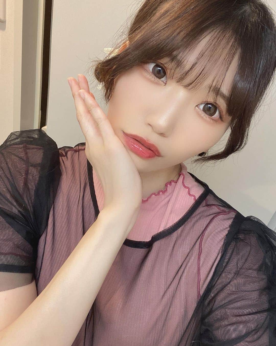 石原美沙紀のインスタグラム：「7月朗読劇の撮影してきたよ📷♡ インスタで私のこと知ってくれた方はよかったらTwitterもフォローしてくださったら嬉しいなぁ✩︎⡱⭐️ インスタのプロフィールにリンクが載っています♩🔗 こちらは昨日の顔です。  #데일리　#셀카　#일본　#친구해요 #instagood #instalike #instafashion #japanesegirl #cute  #アイドル  #selfie #followme #likeforlikes  #写真好きさんと繋がりたい#idol #japanese #メイク #フォローミー　#follow #モデル #推し」